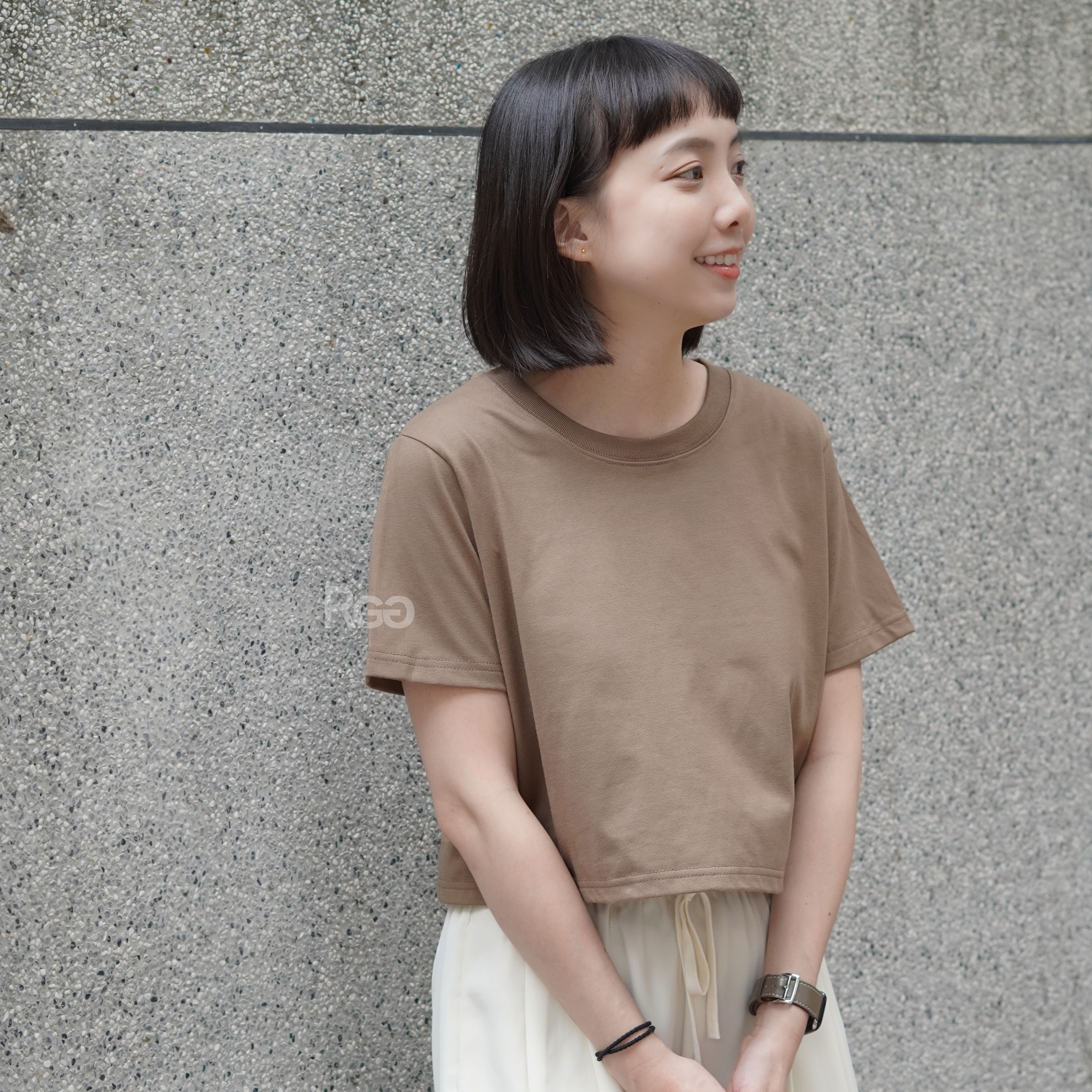 女模穿著訂製款 台灣製純棉重磅短版短T大地色穿搭照