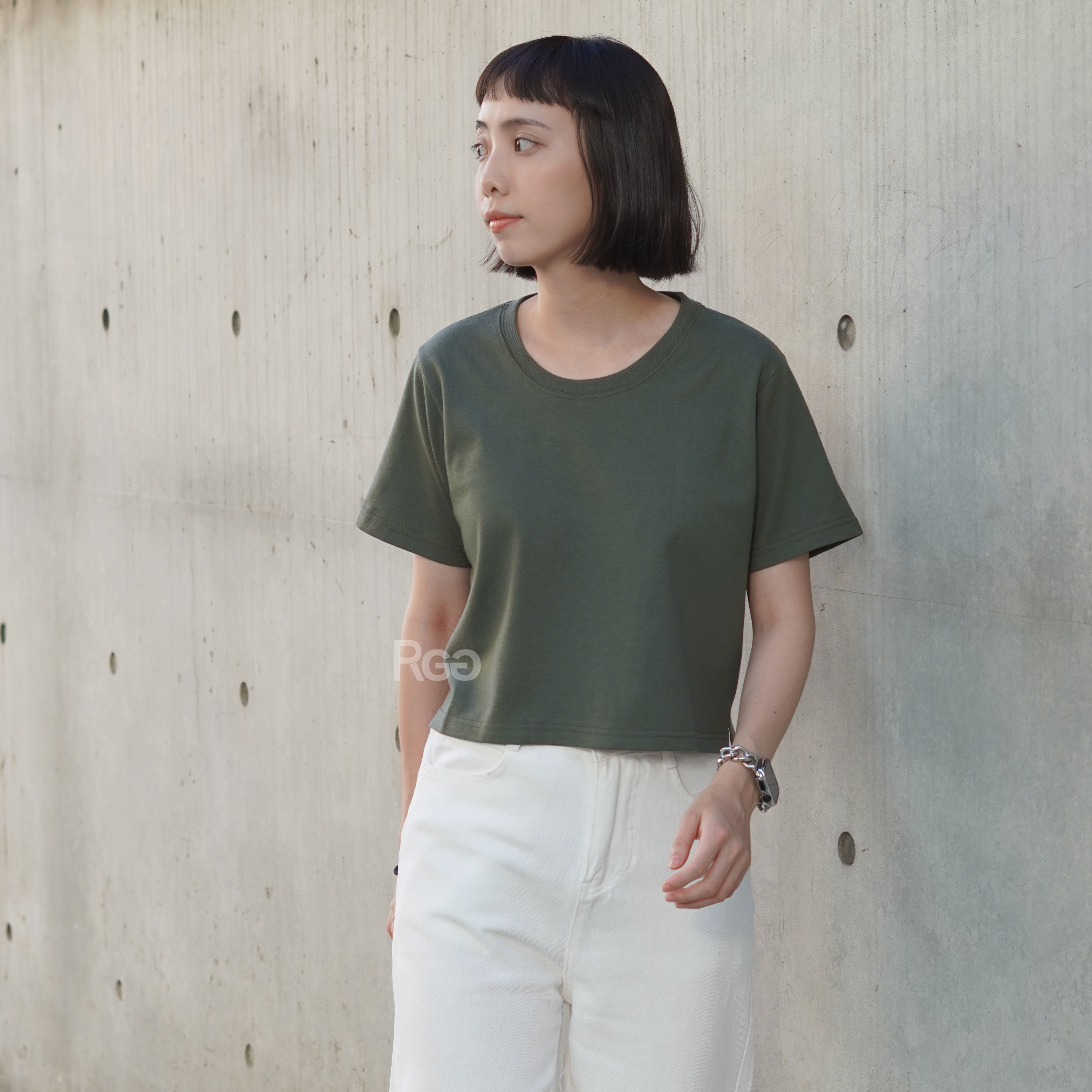 女模穿著訂製款 台灣製純棉重磅短版短T炭灰色正面照