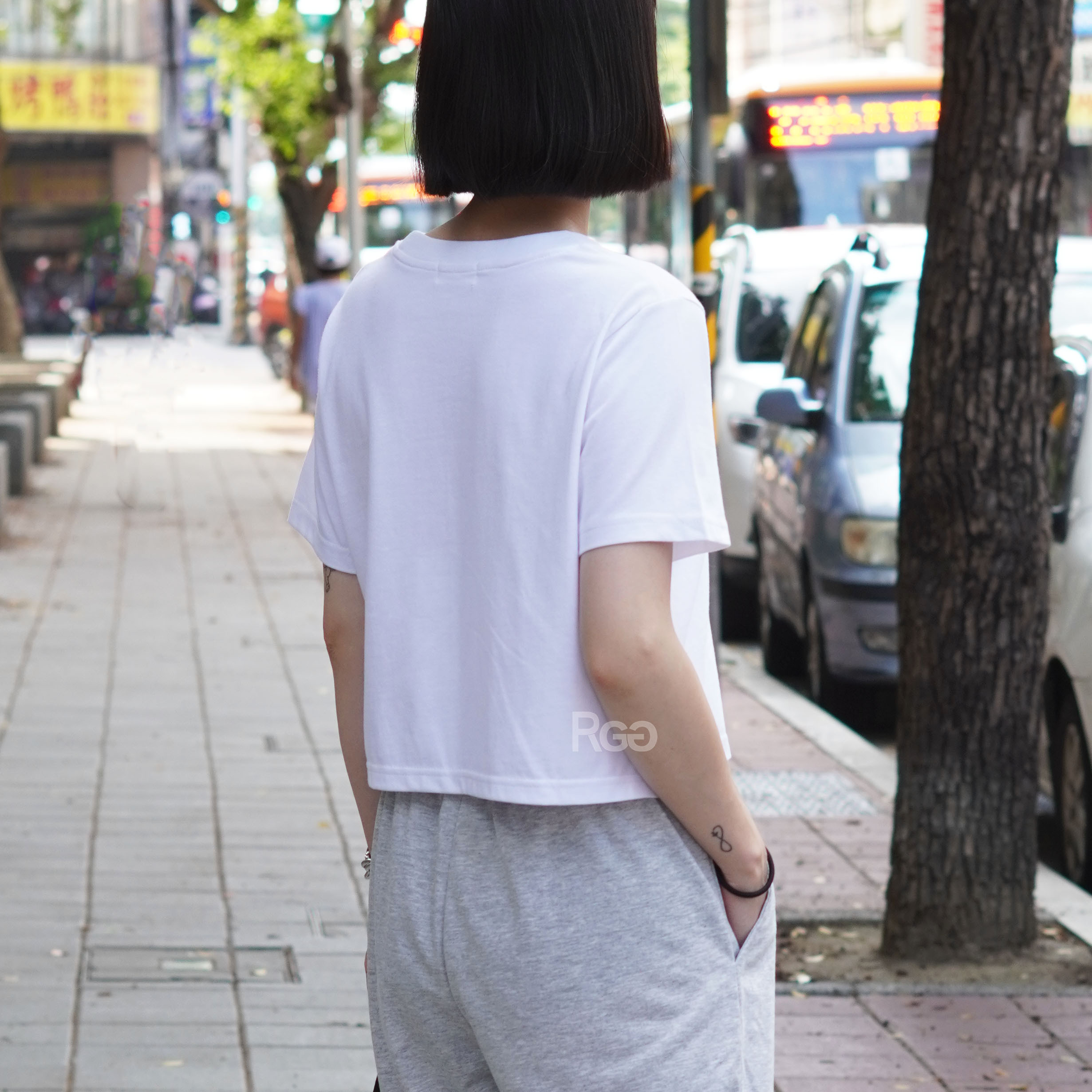 女模穿著訂製款 台灣製純棉重磅短版短T白色背面照