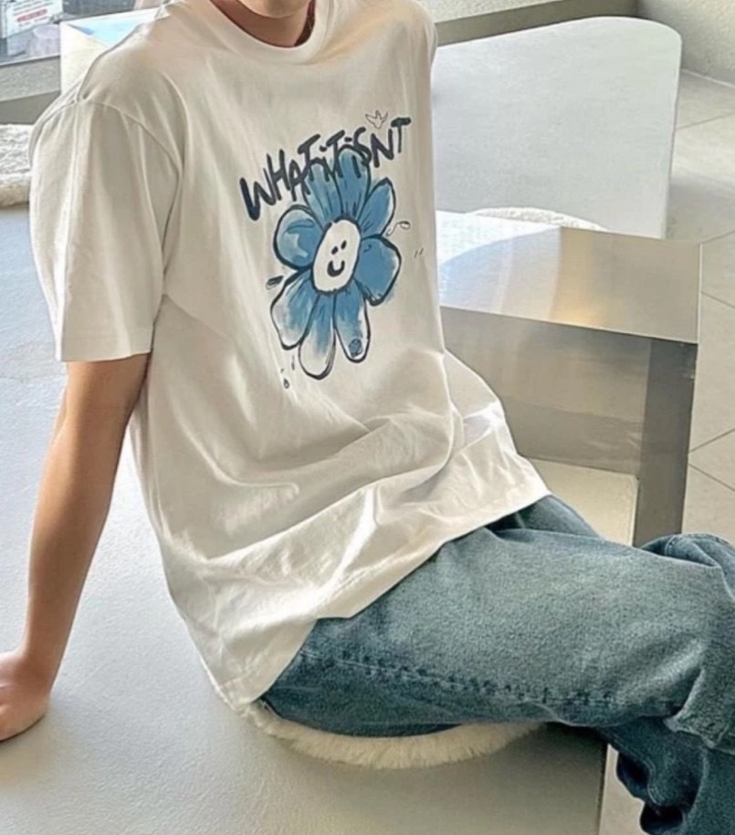 韓國連線🇰🇷 WHAT IT ISN'T 小飛人 渲染花花短T 短袖 花花 白色 黑色/預購