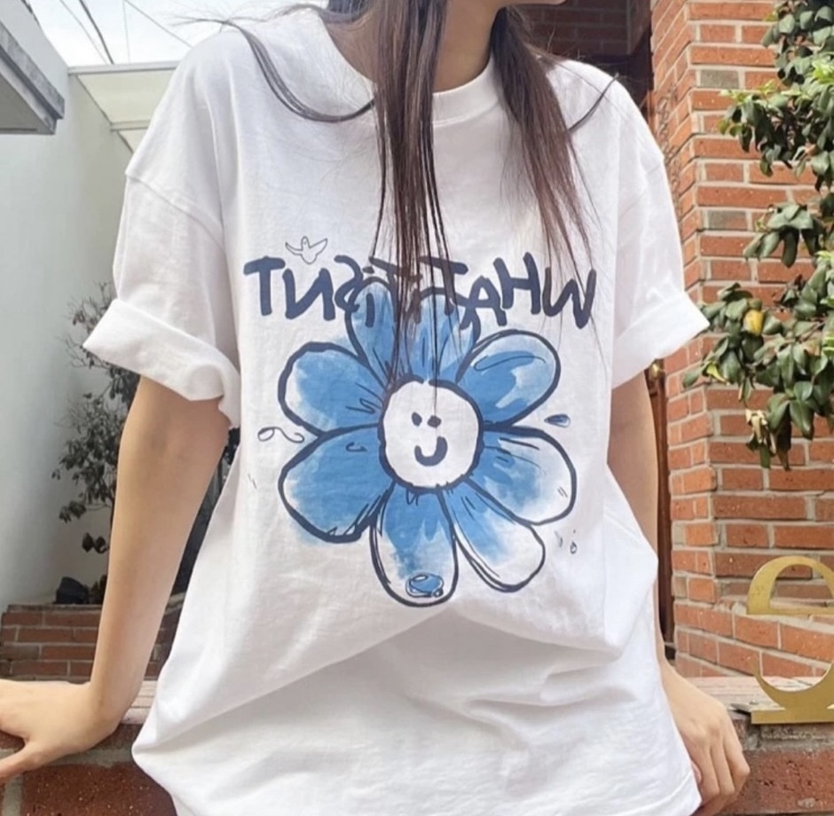 韓國連線🇰🇷 WHAT IT ISN'T 小飛人 渲染花花短T 短袖 花花 白色 黑色/預購