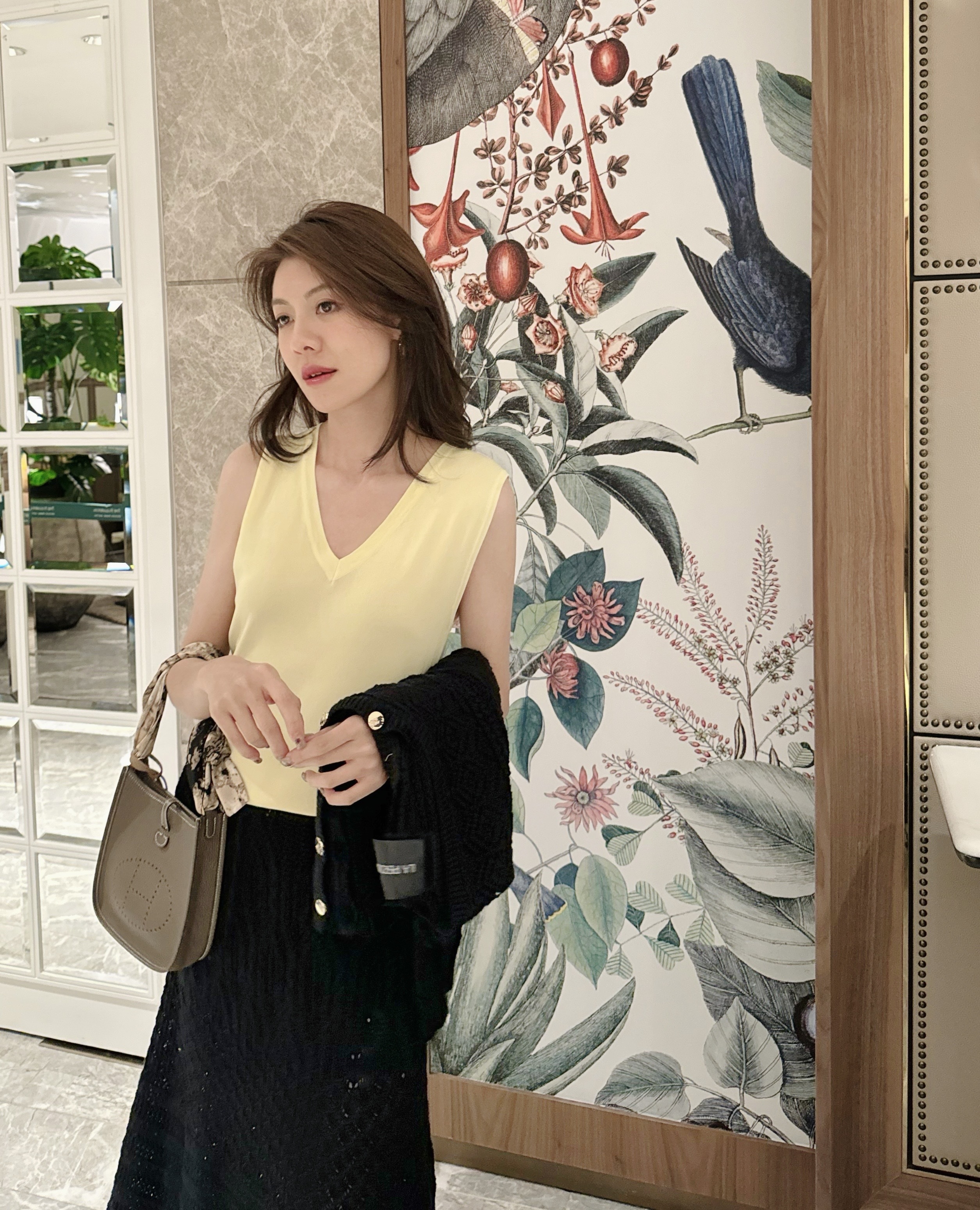 Sleeveless V-Neck Tank Top_TP234L11