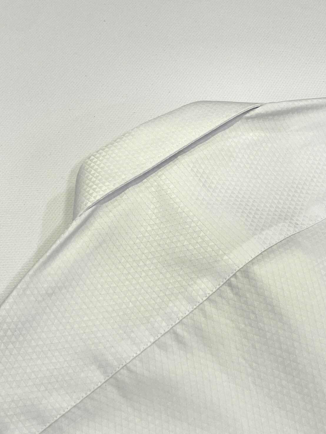 白色菱格黑釦男長袖襯衫9