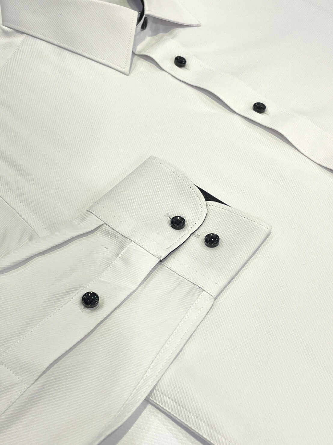 白色斜紋黑釦男長袖襯衫8