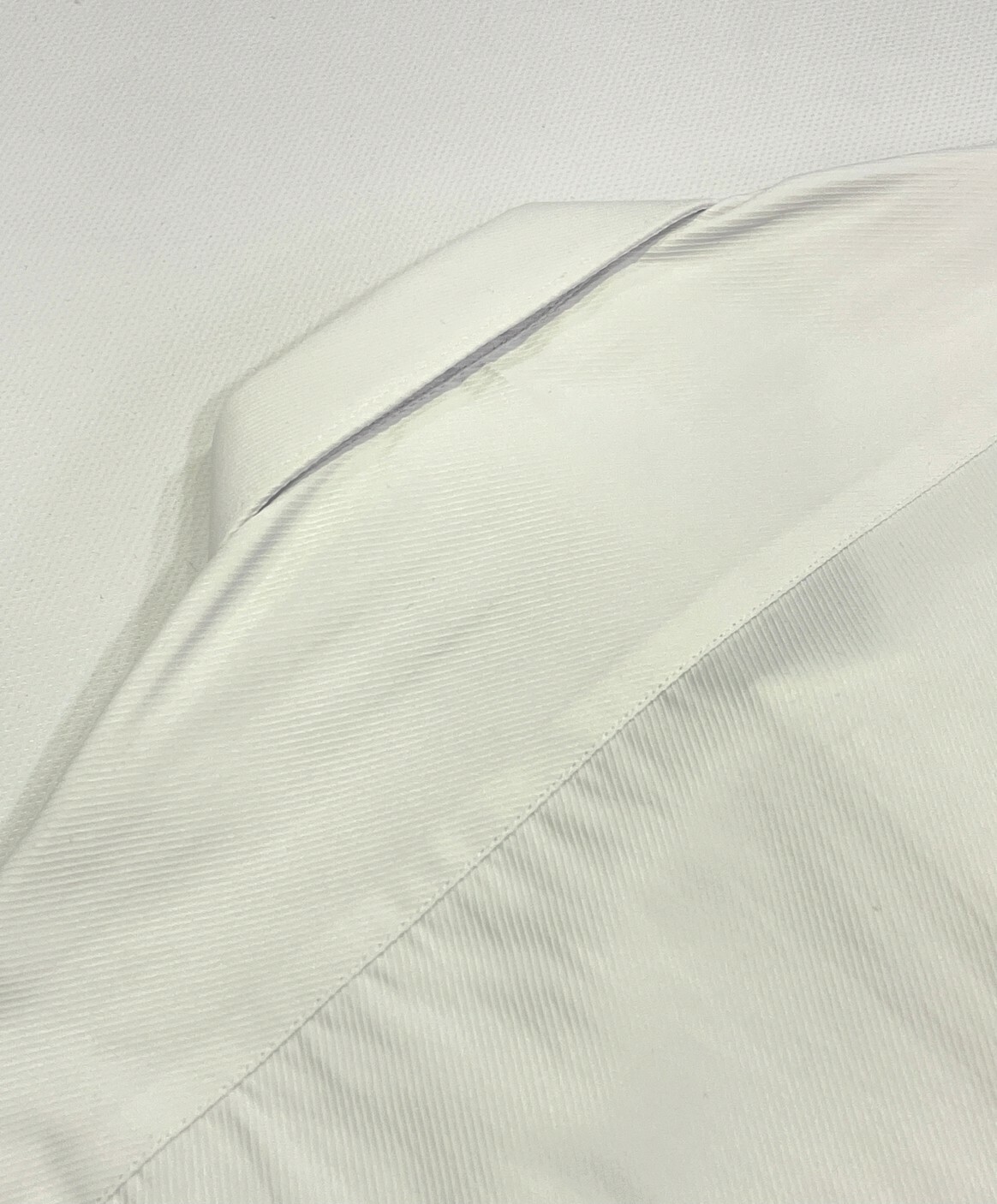 白色斜紋黑釦男長袖襯衫9