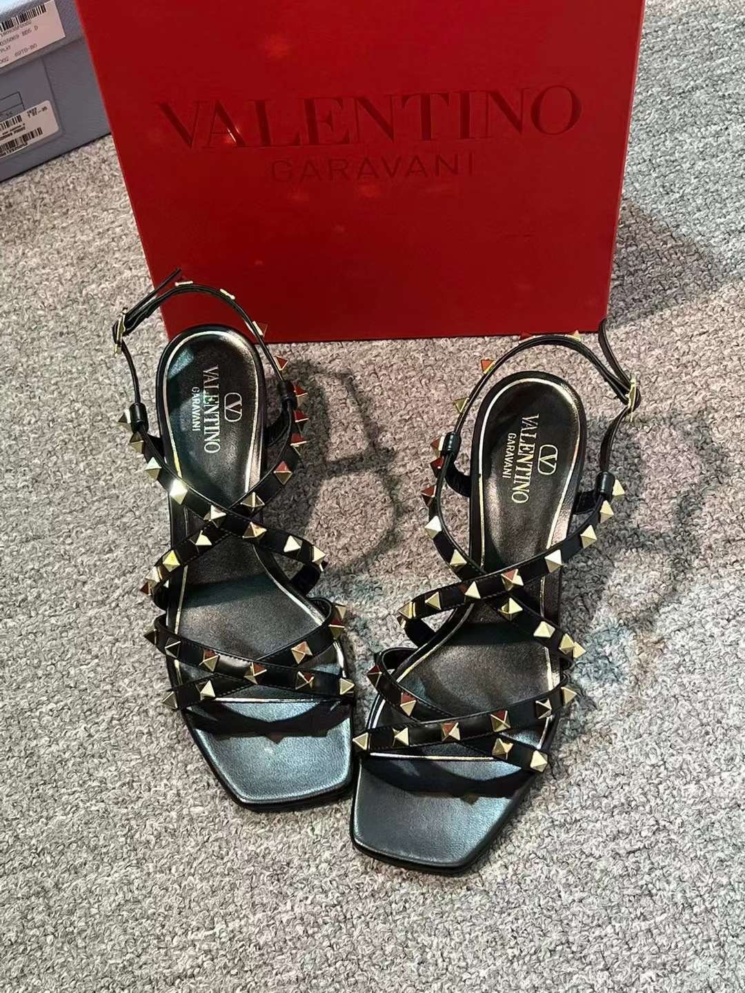 VALENTINO 鉚釘款涼鞋-M