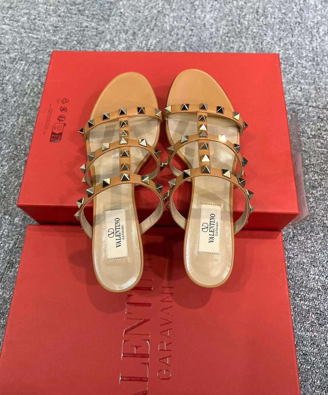 VALENTINO裸色鉚釘休閒涼拖-M