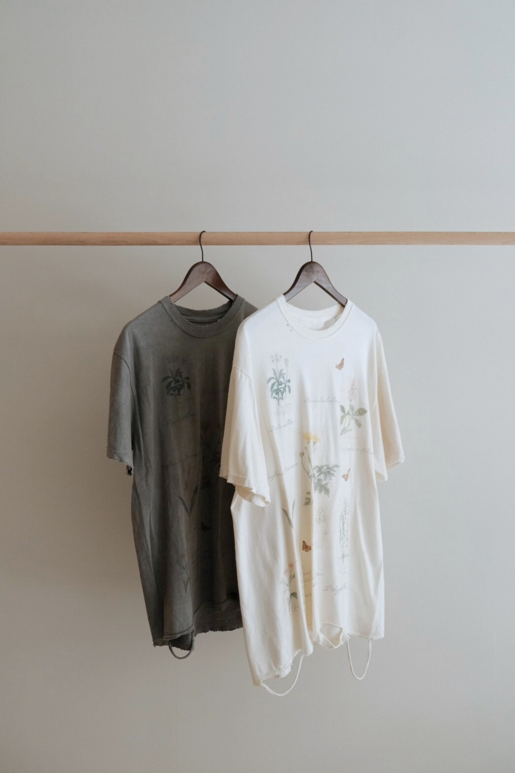 ANCELLM - BOTANICAL T-SHIRT / 2 COLORS ANCELLM - BOTANICAL T-SHIRT / 2 COLORS
