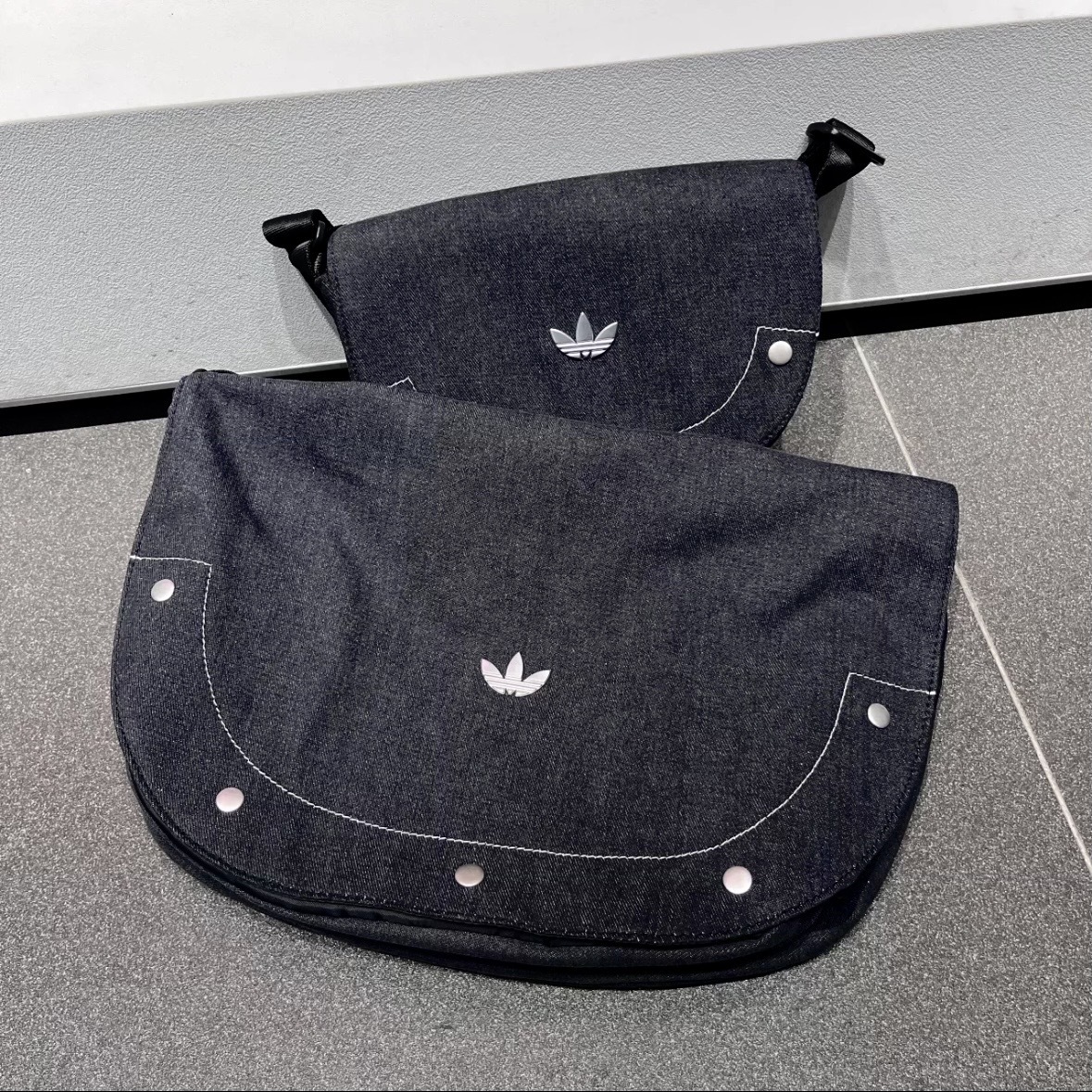 <線上SALE❤️‍🔥> Adidas 銀標 水洗牛仔側背包 大/小