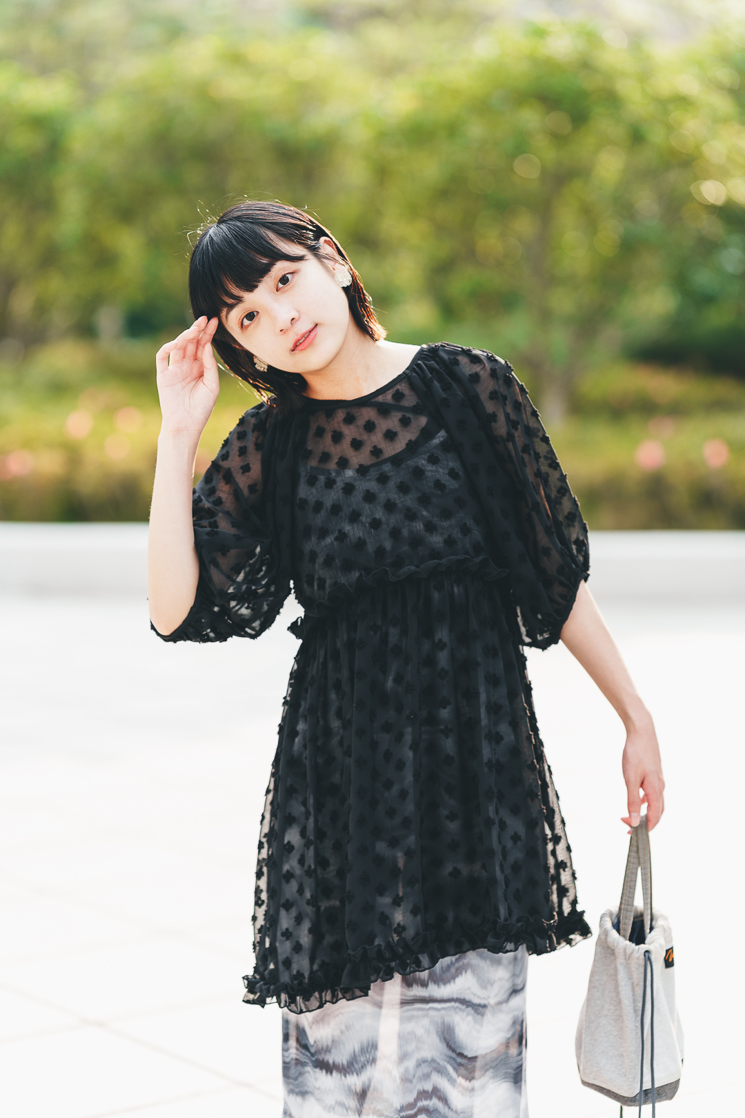 假日島花季！雙綁帶提花上衣(三色-濃黑)