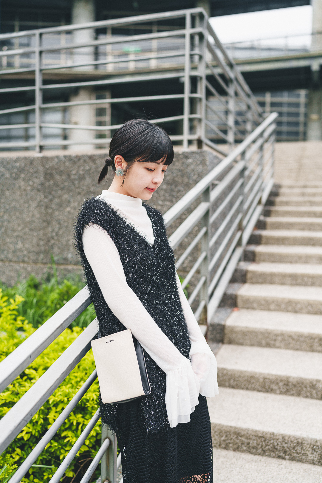 星星糖！羽毛V領背心(兩色-濃黑)