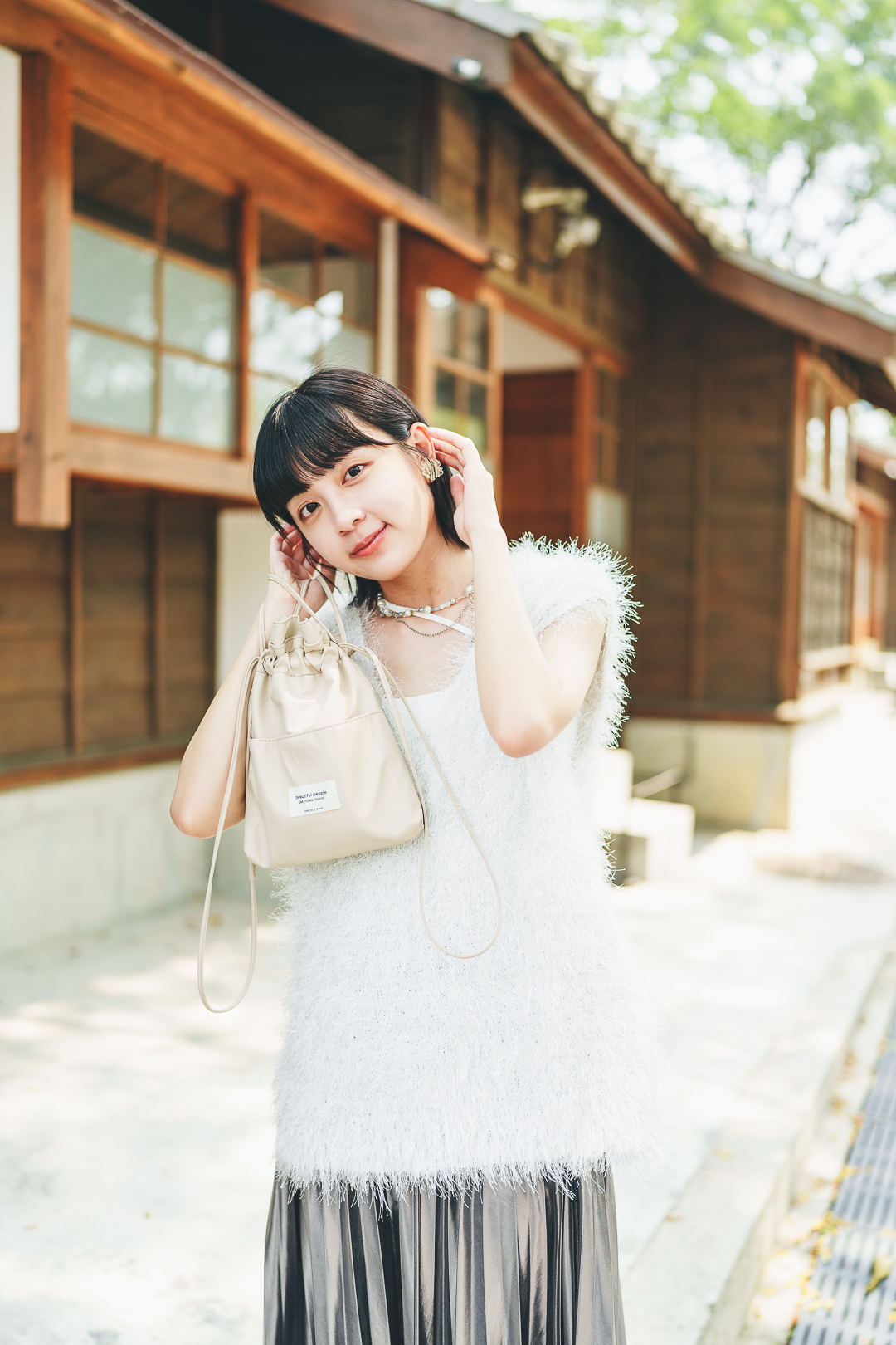 星星糖！羽毛V領背心(兩色-銀白)