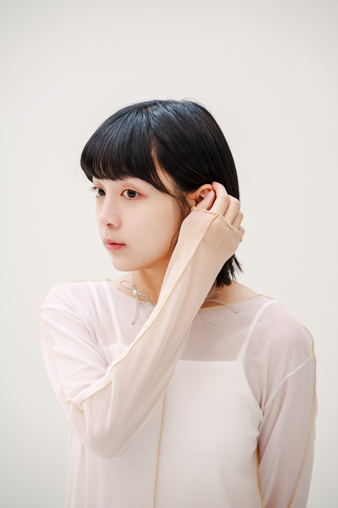 影像詩！漸變透膚滾邊上衣(兩色-淺米)