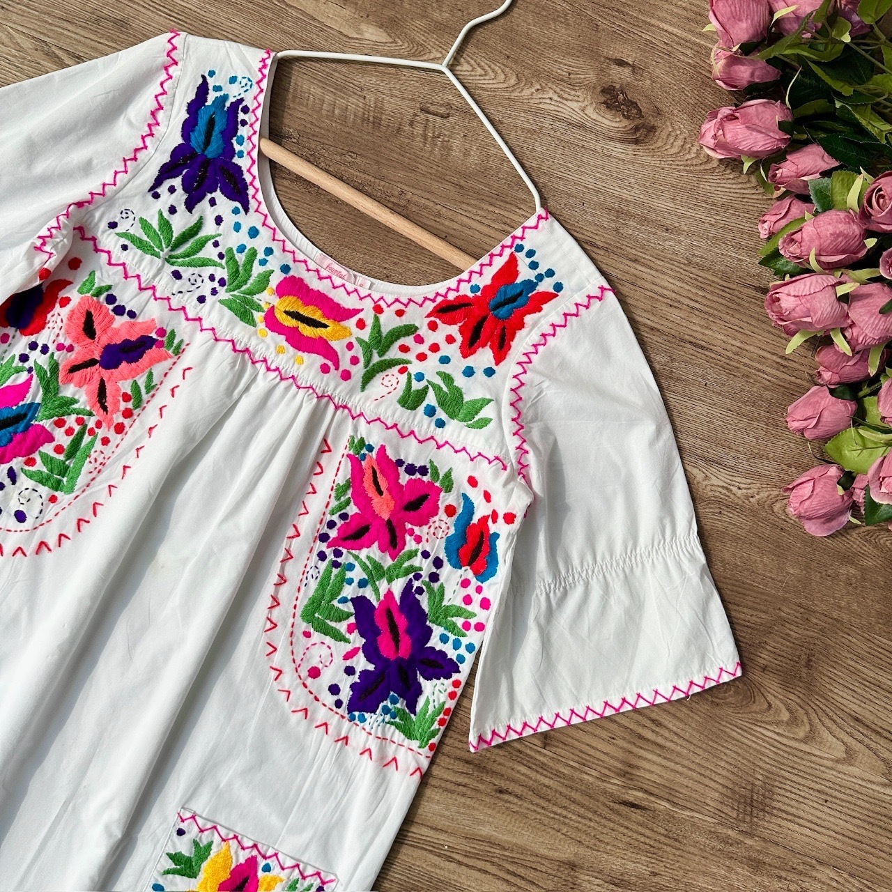 白色短袖刺繡娃娃裙