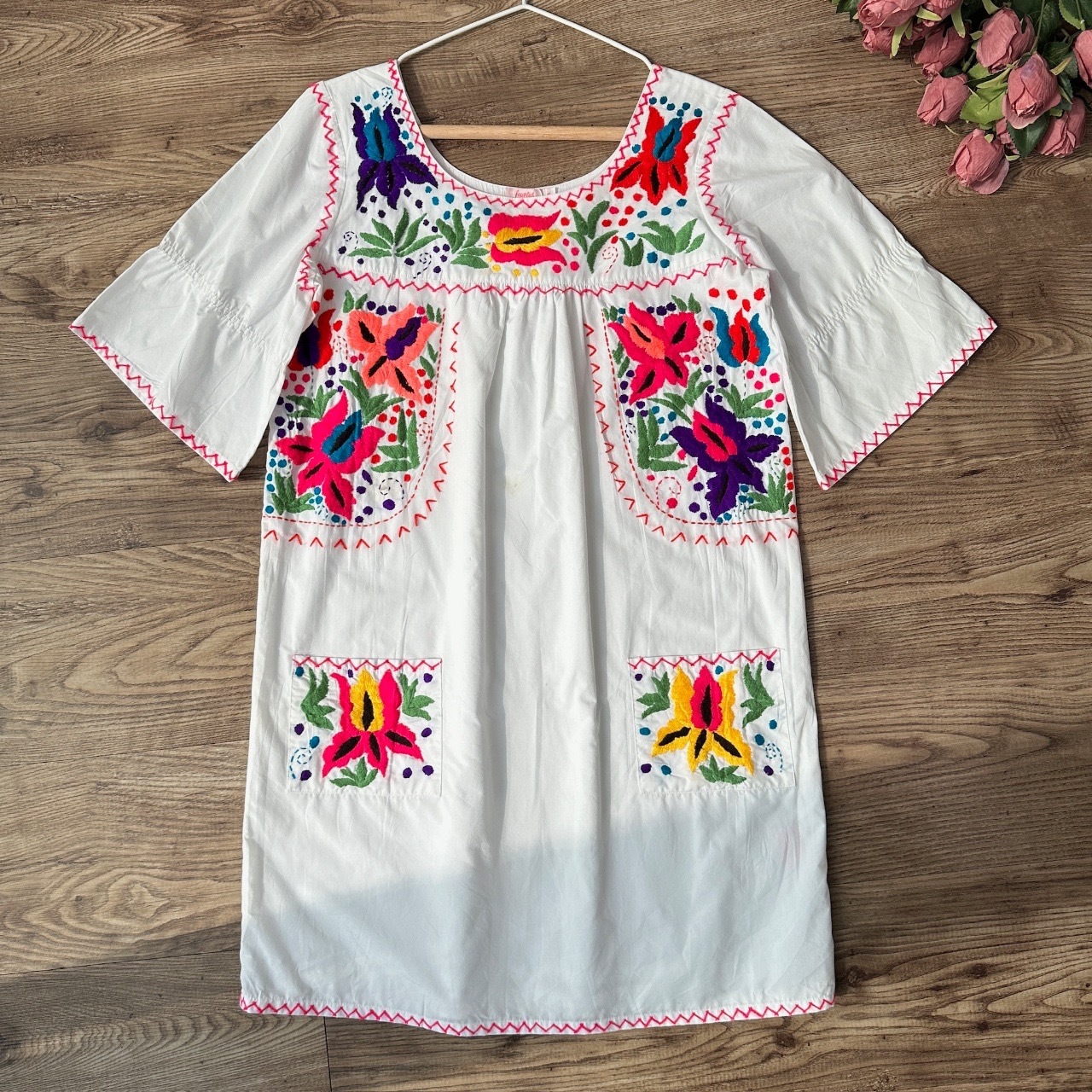 白色短袖刺繡娃娃裙