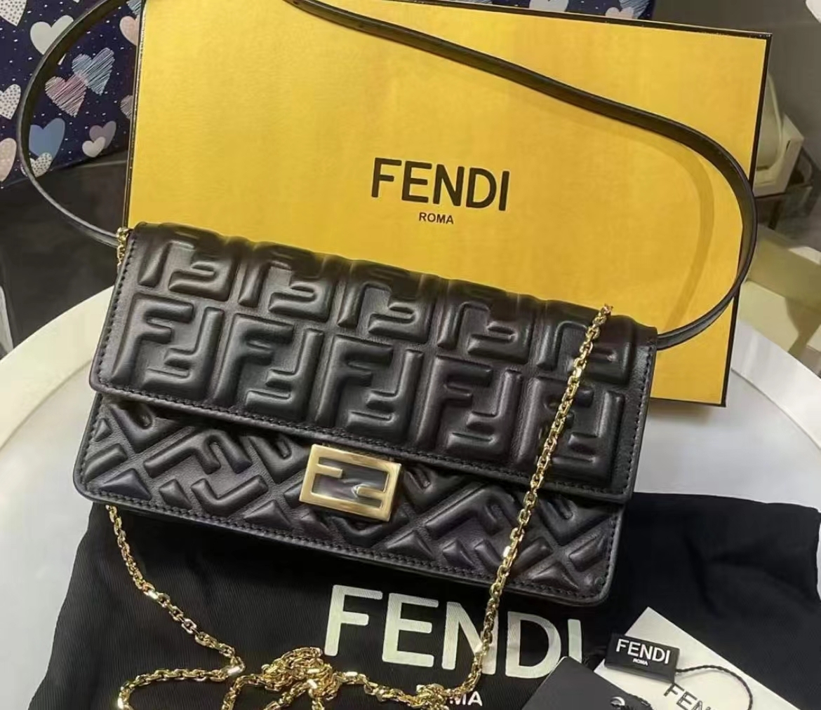 Fendi 黑色鏈條包 -M