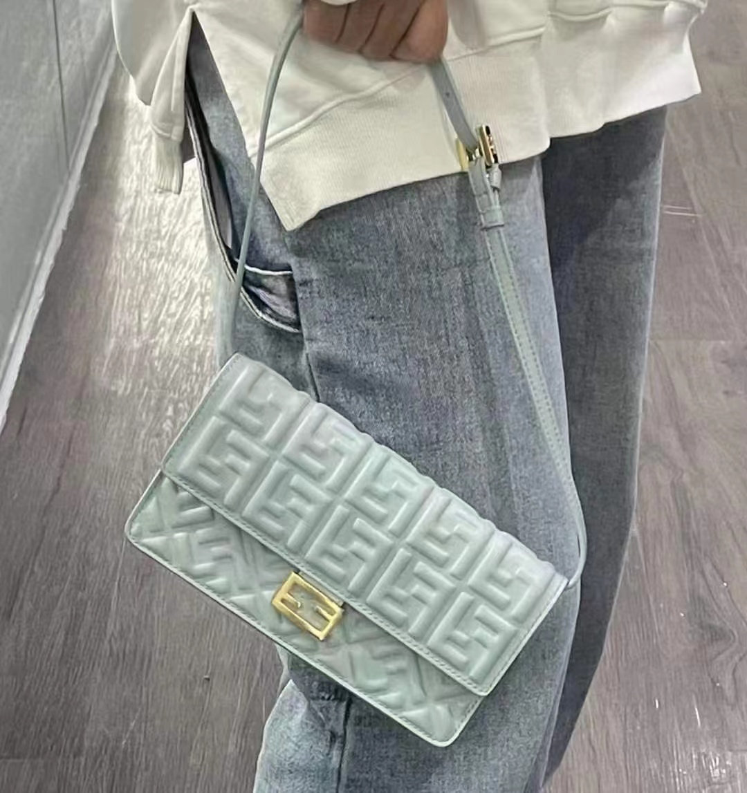 Fendi 藍色鏈條包 -M