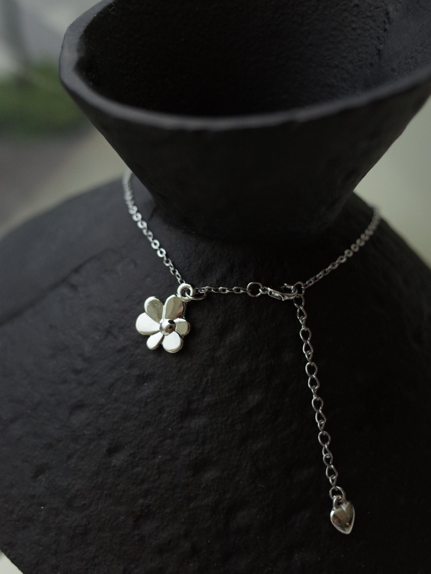 irregular petals floret thin chain with heart buckle
