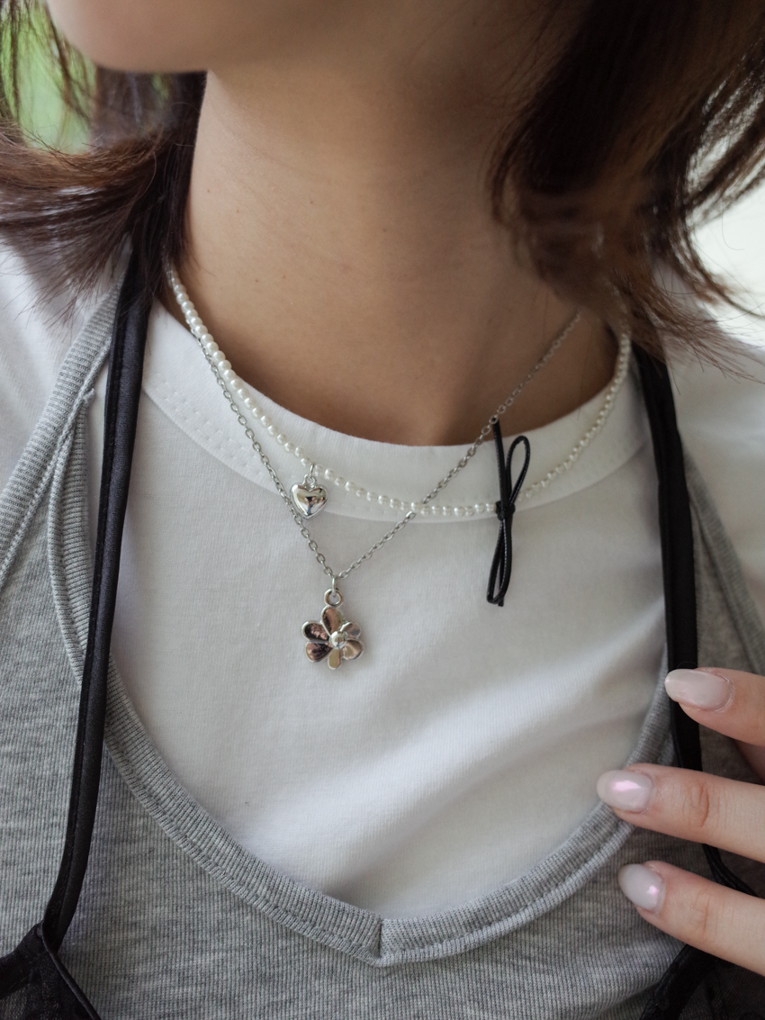 irregular petals floret thin chain with heart buckle