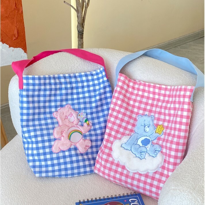 《4007》Carebears刺繡愛心熊格紋單肩包