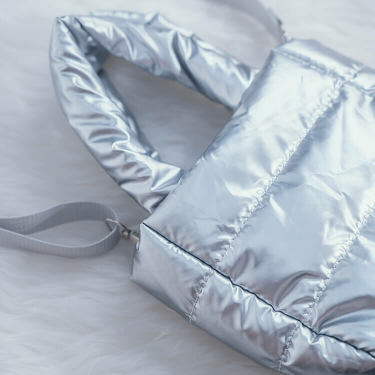 【闆娘選品】超好裝太空銀澎澎手提包🤍 附肩背帶