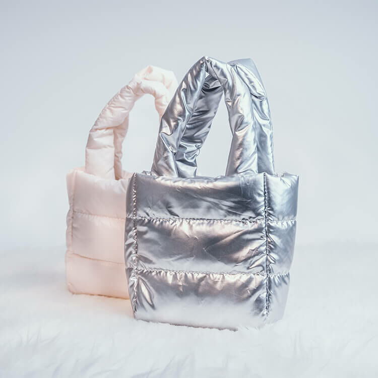 【闆娘選品】超好裝太空銀澎澎手提包🤍 附肩背帶