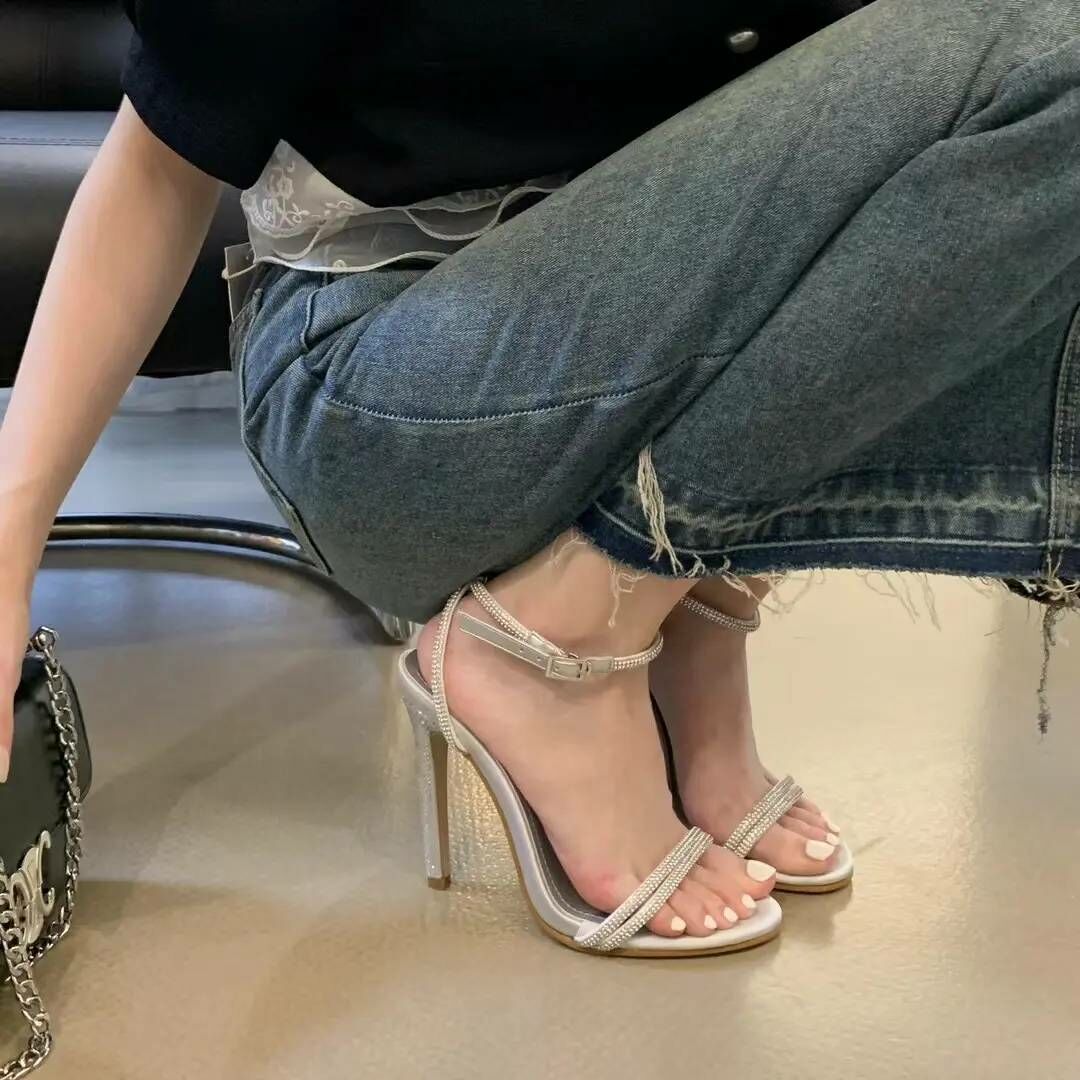 女神環繞細高跟鞋