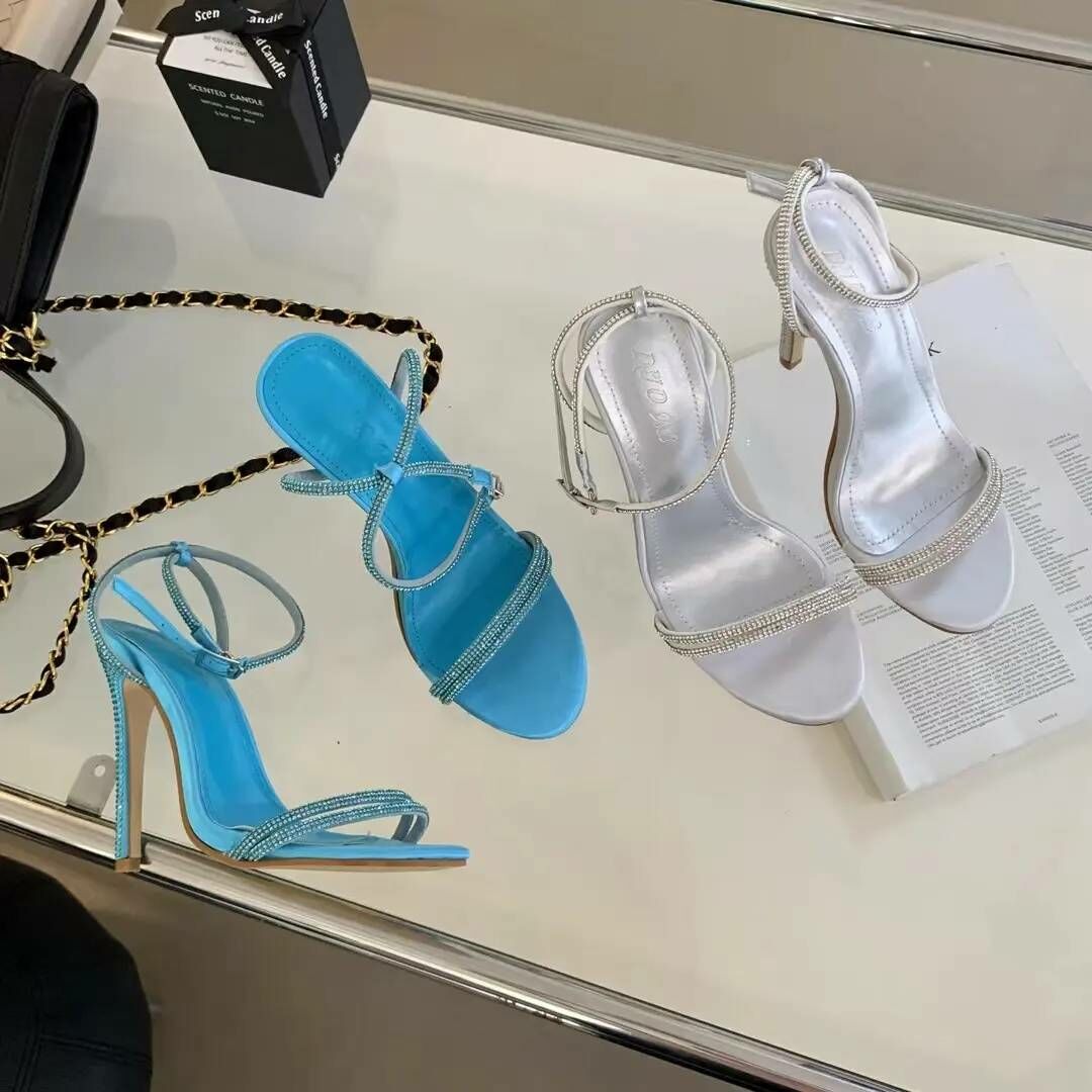 女神環繞細高跟鞋