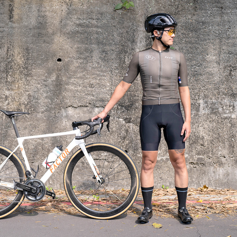 《Suki》輕壓力舒騎襪-破風黑-中筒-L〈除臭/薄感〉