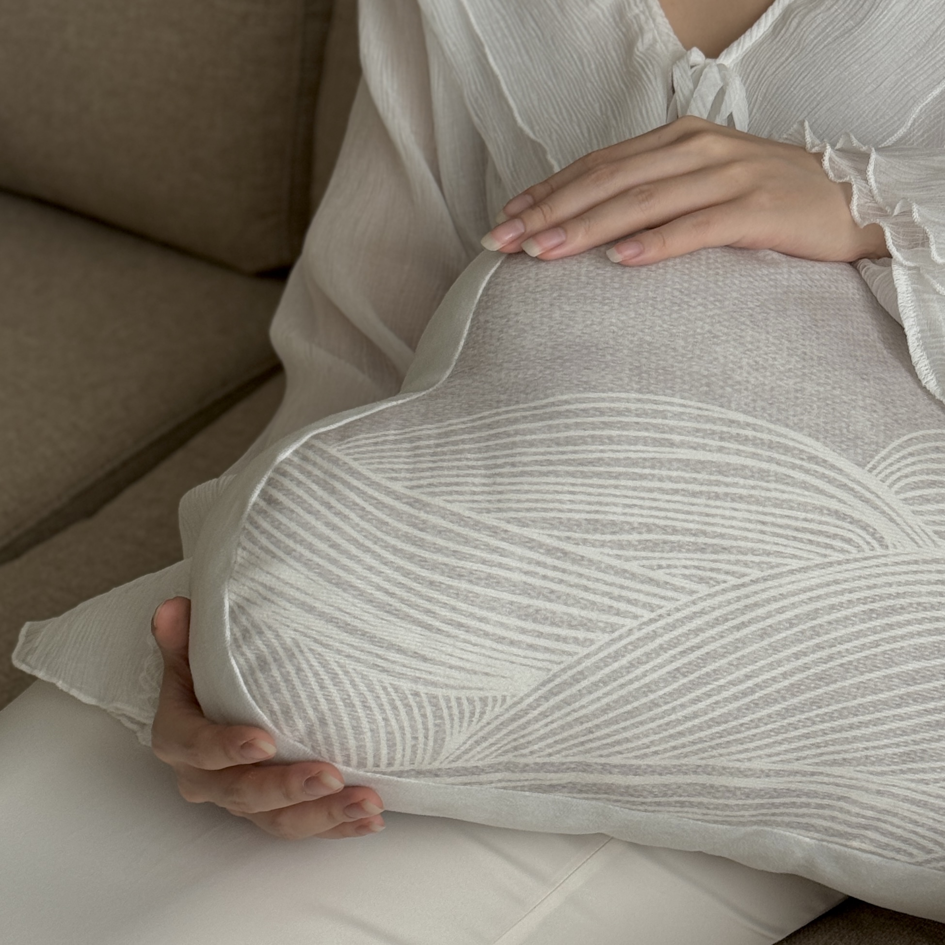 素面線條雲朵造型抱枕
