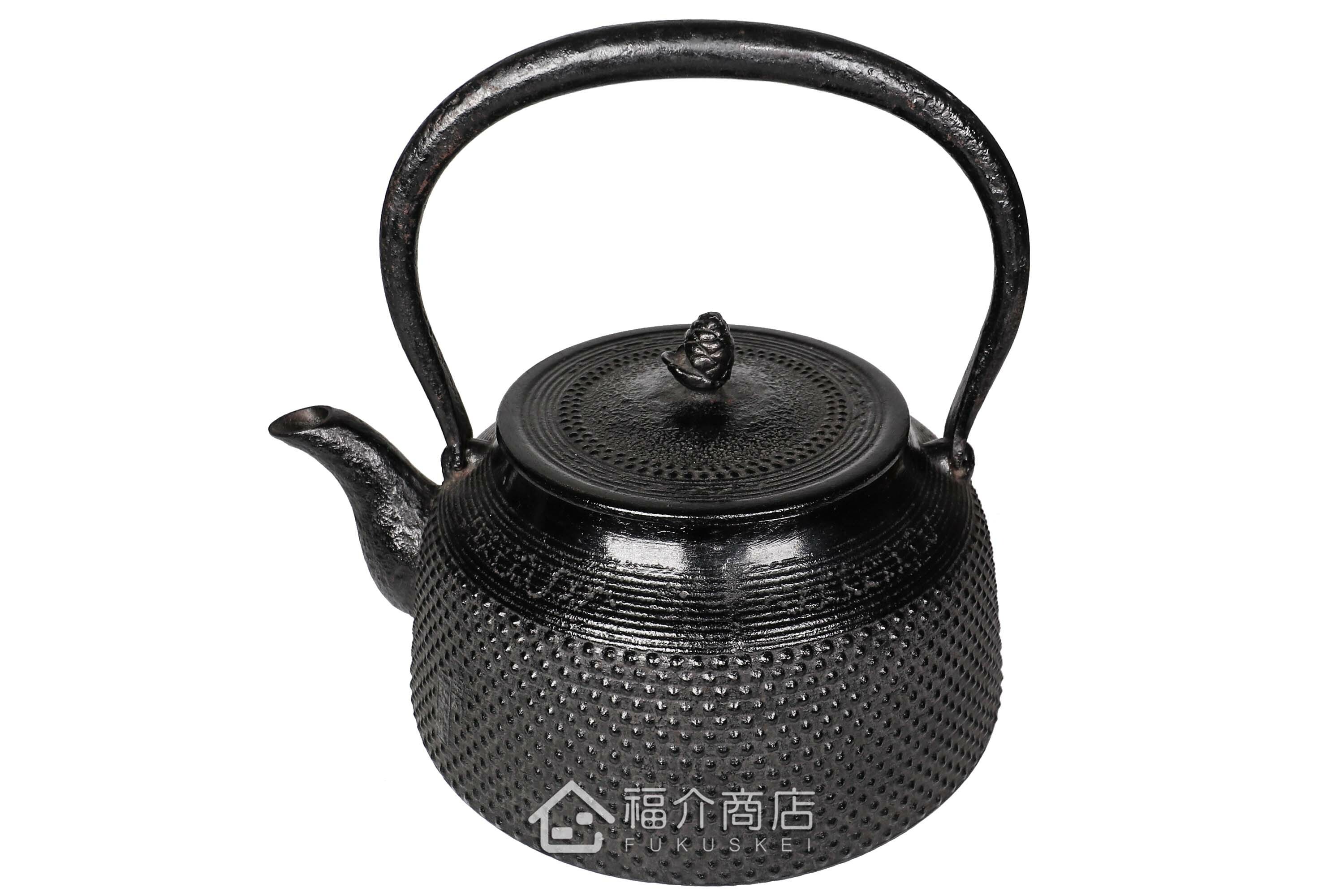 菊池真吾所製作煮水泡茶用的鐵壺,壺身有霰紋飾