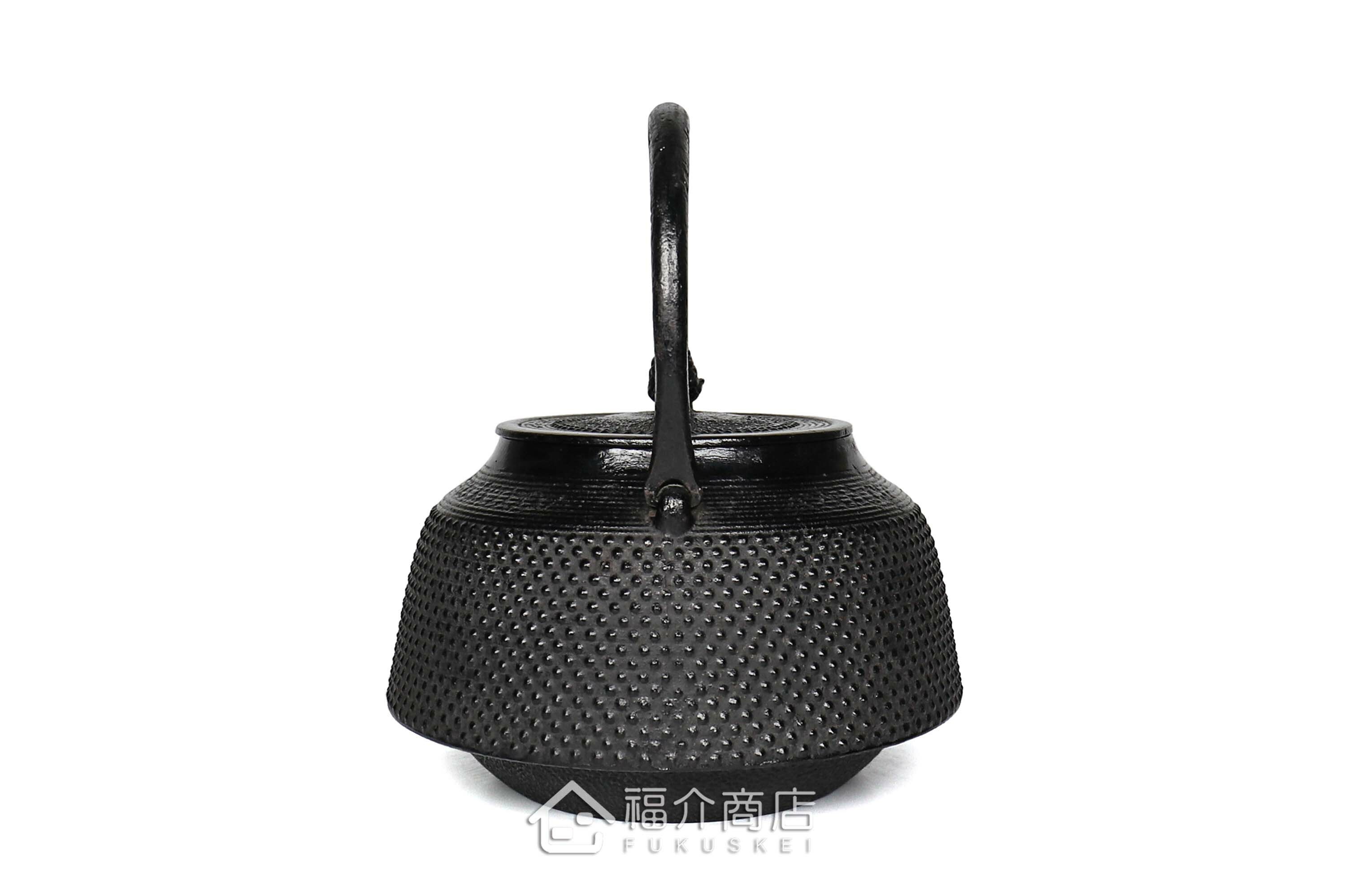 菊池真吾所製作煮水泡茶用的鐵壺,壺身有霰紋飾