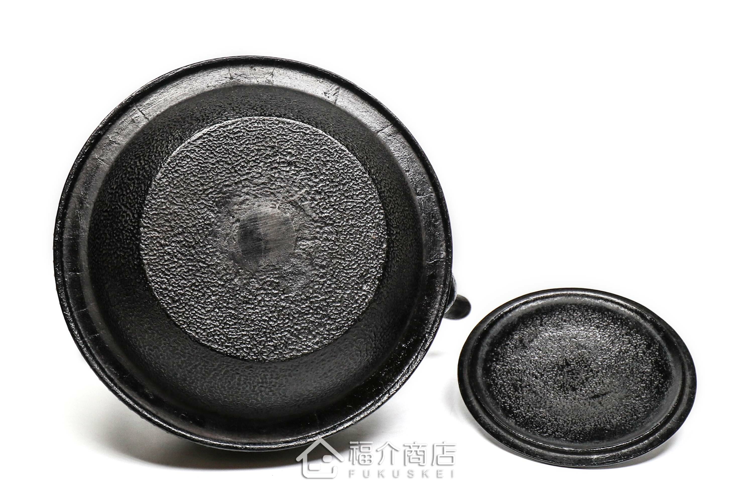 菊池真吾所製作煮水泡茶用的鐵壺,壺身有霰紋飾