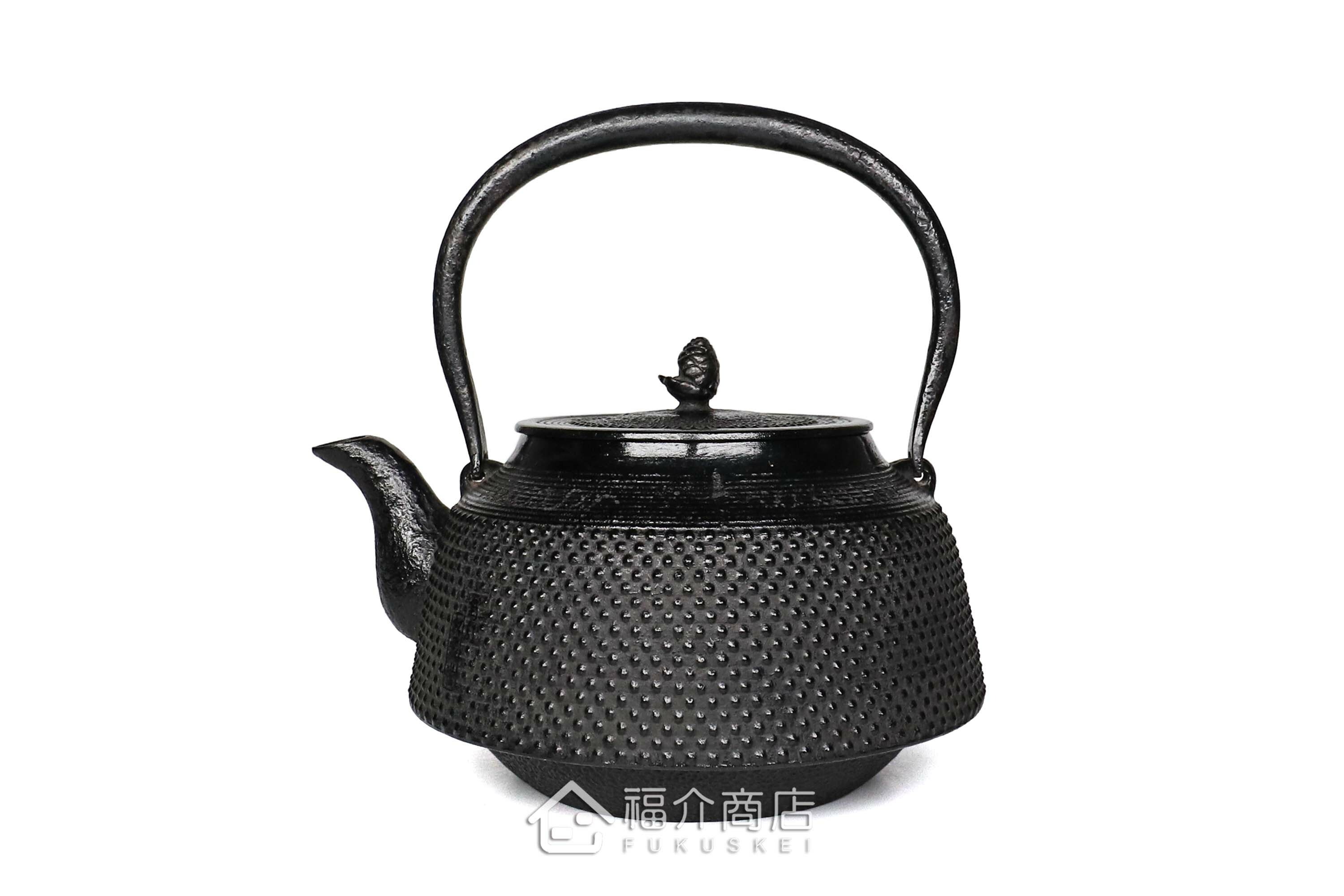 菊池真吾所製作煮水泡茶用的鐵壺,壺身有霰紋飾