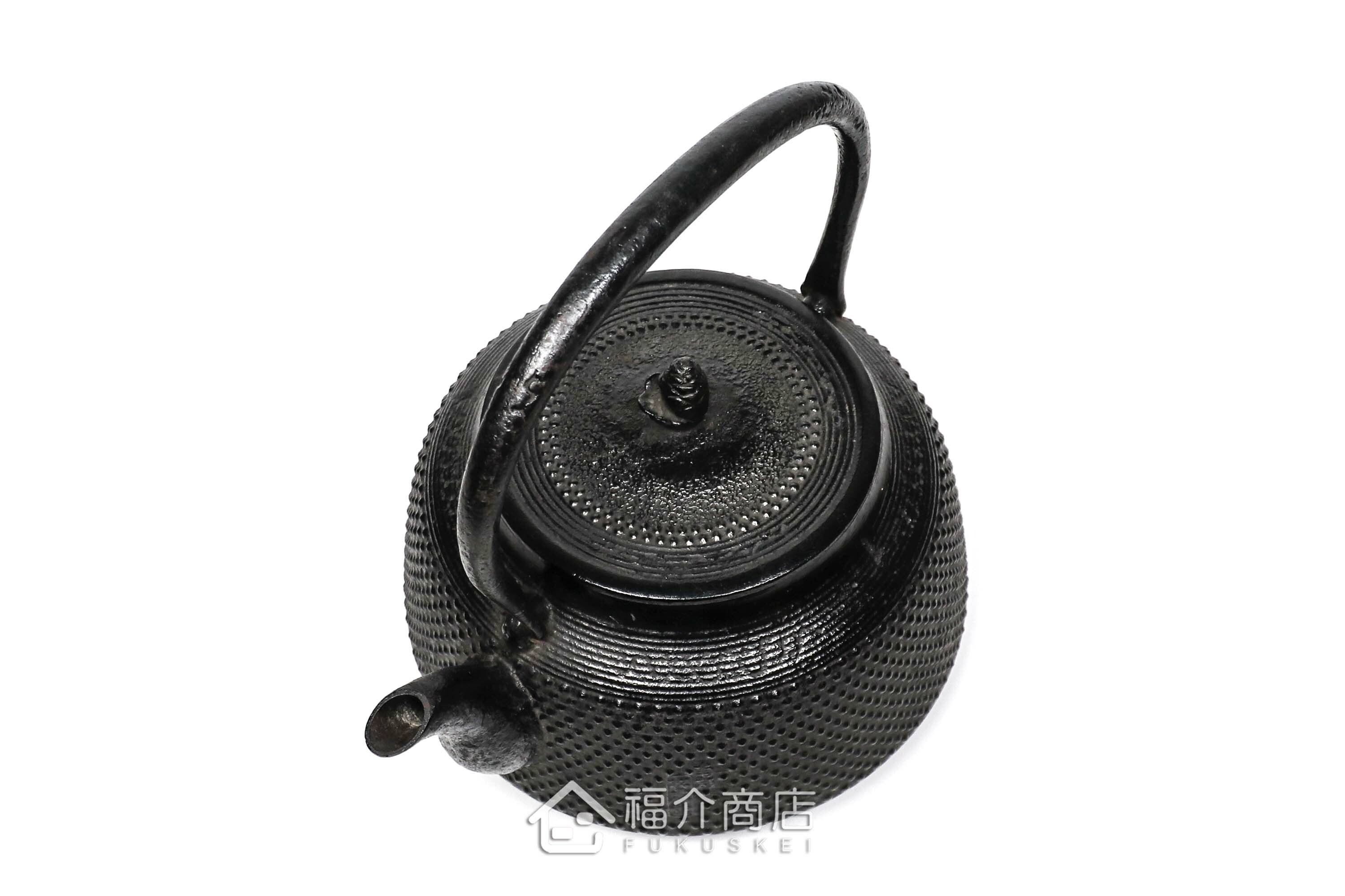 菊池真吾所製作煮水泡茶用的鐵壺,壺身有霰紋飾