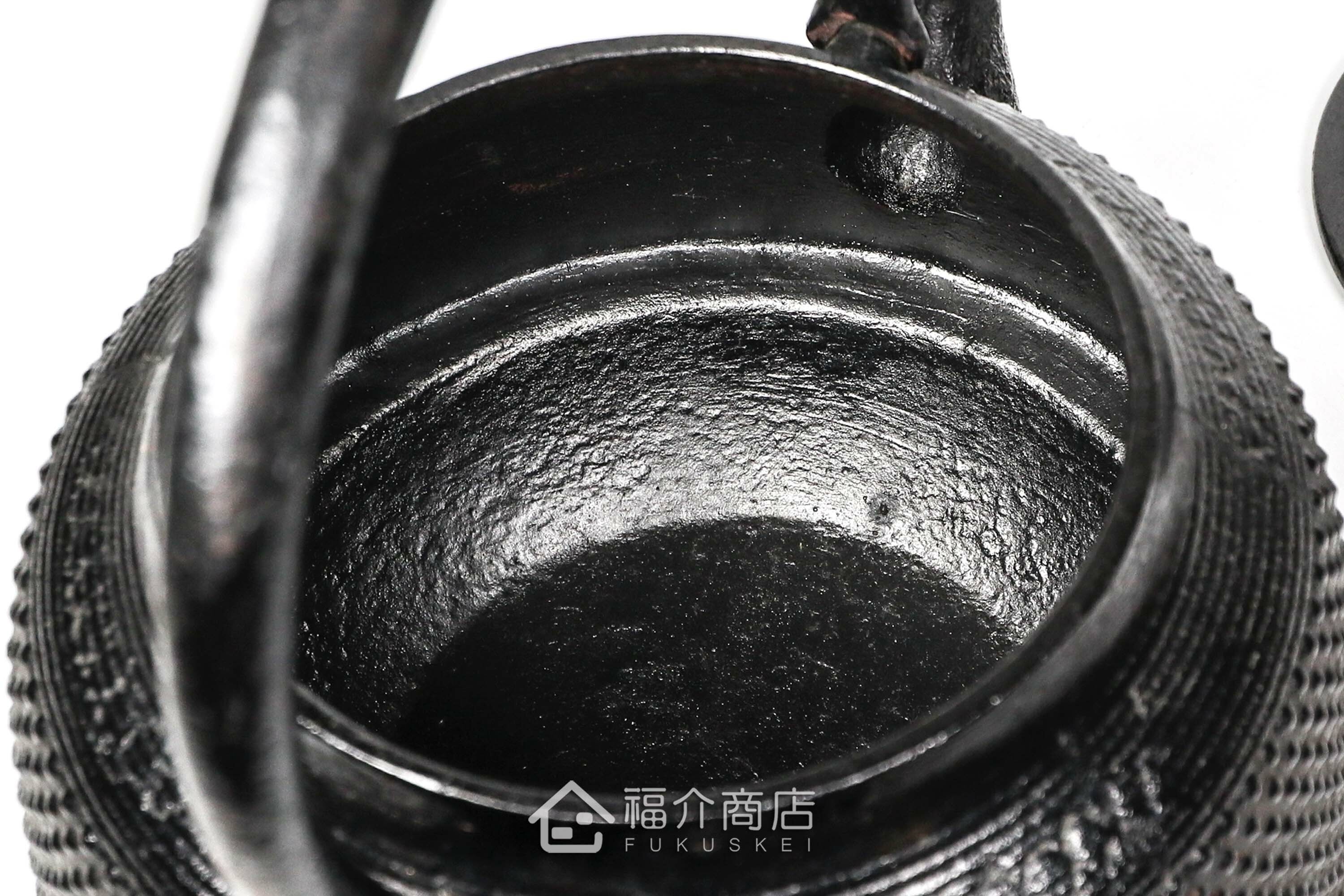 菊池真吾所製作煮水泡茶用的鐵壺,壺身有霰紋飾