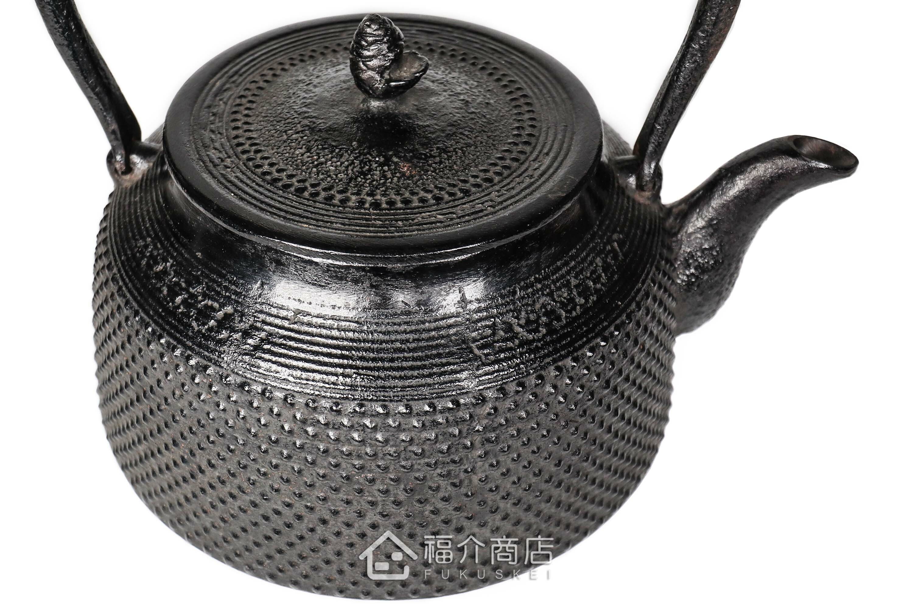 菊池真吾所製作煮水泡茶用的鐵壺,壺身有霰紋飾