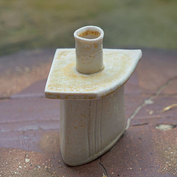 白瓷小三角瓶花器