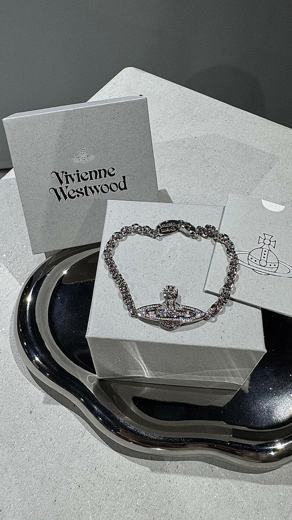 Vivienne Westwood 浮雕帶鑽土星Logo 手鍊 兩色 經典款 西太后