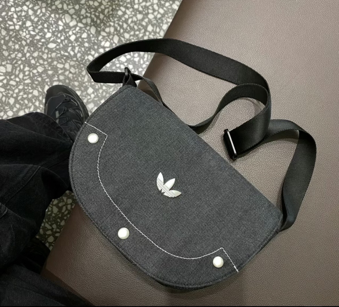 【現貨出清】Adidas 三葉草 銀標 水洗牛仔馬鞍包