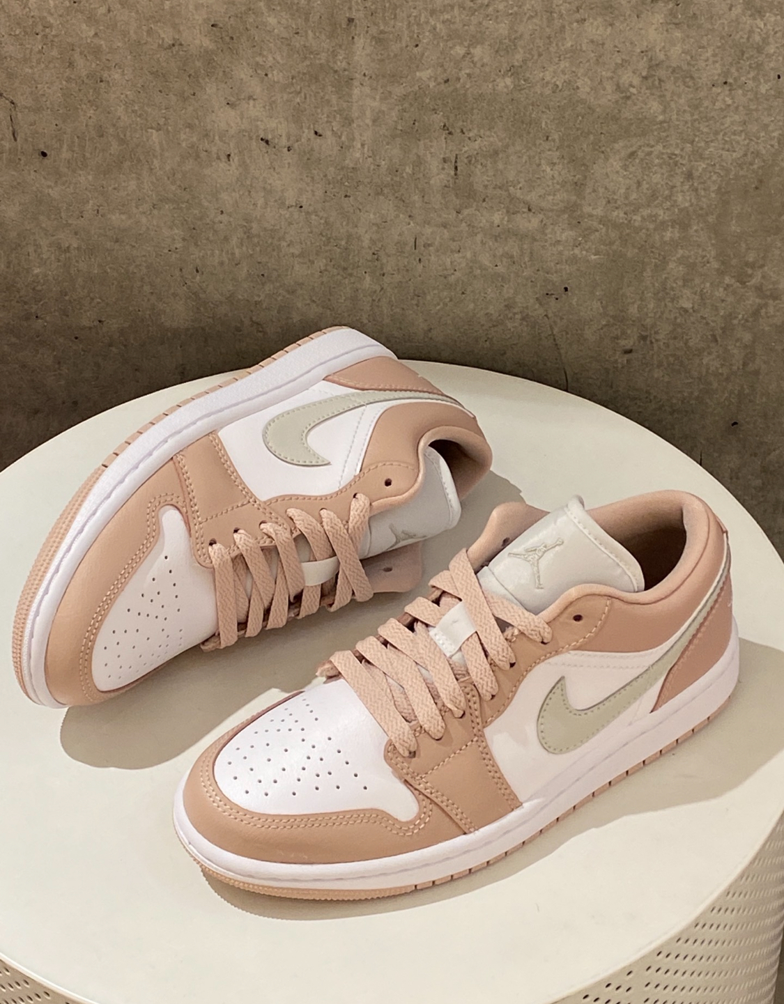 【Focus Store】現貨秒發 Nike Wmns Air Jordan 1 Low 'Particle Beige' 藕粉色 粉白 DC0774-120