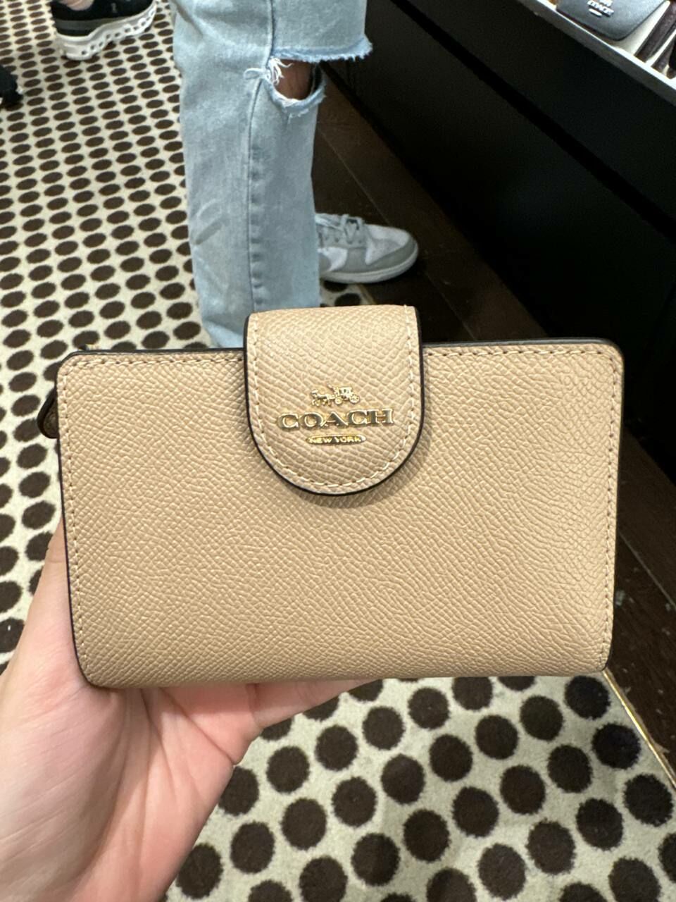 [S] COACH 6390 MDM CORNER ZIP,IM/TAUPE, 195031163388 (SCO741)