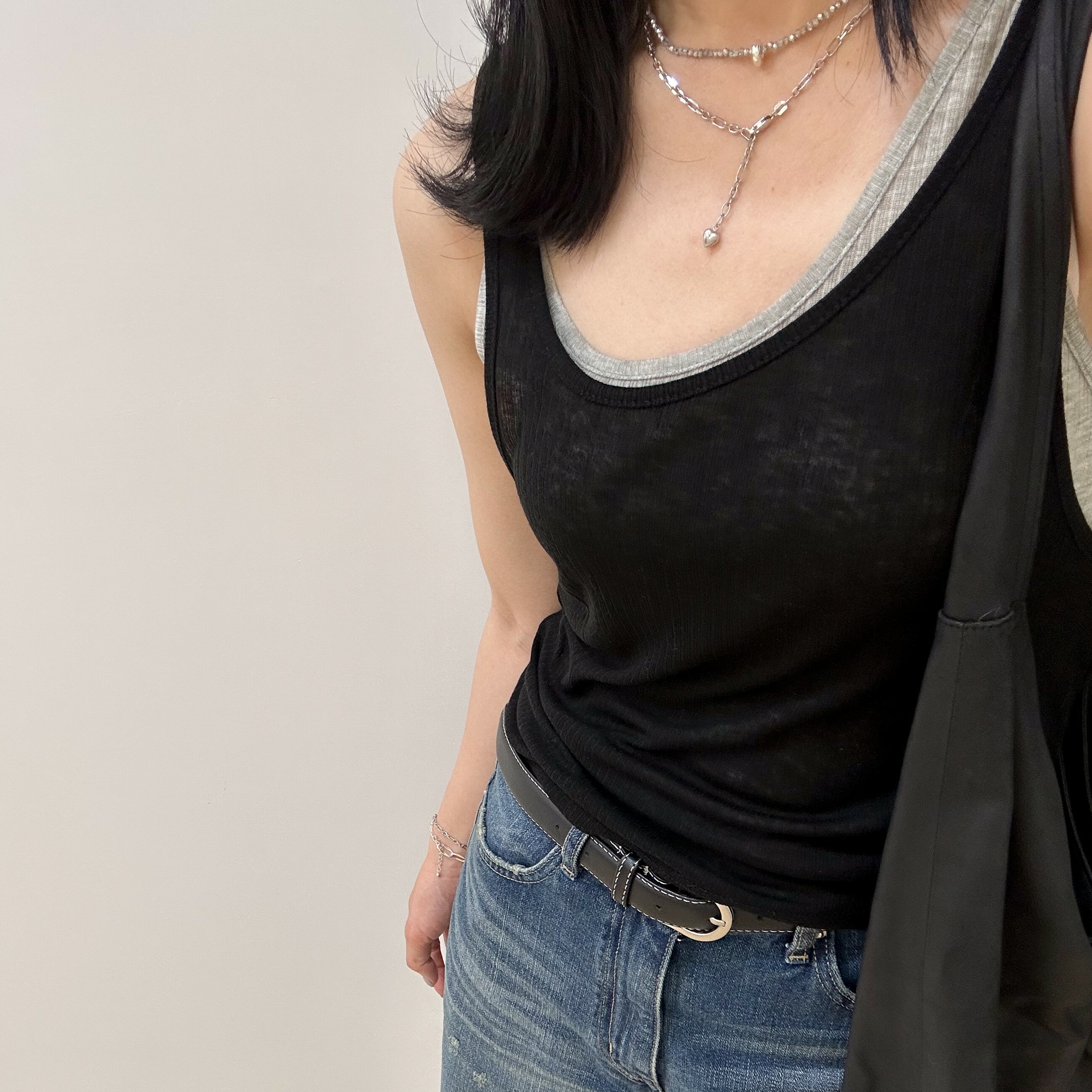 假兩件式疊穿極柔軟手感背心(黑)