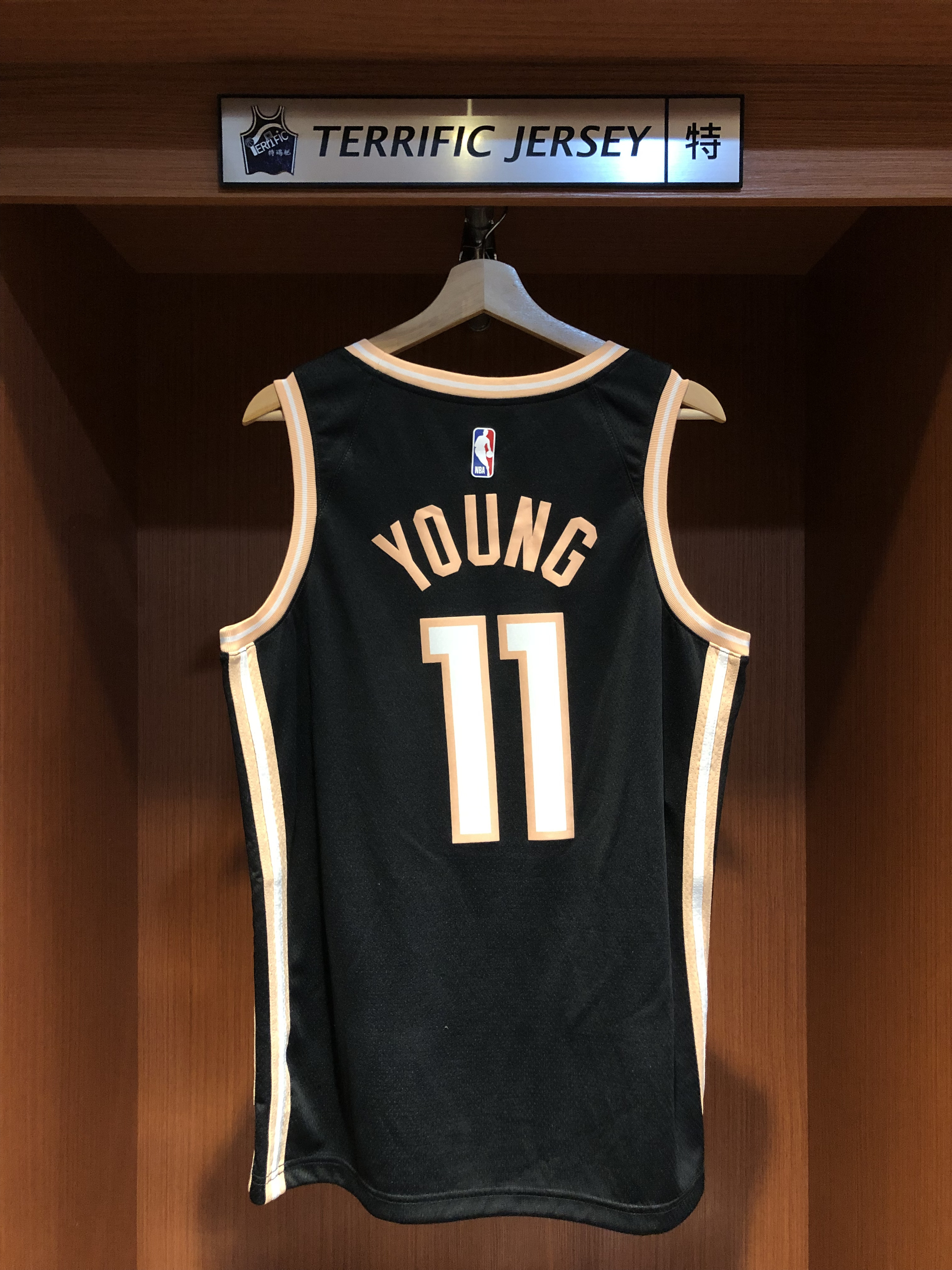 NBA球衣 Trae Young 亞特蘭大老鷹城市黑 City Nike Swingman 球迷版 熱轉印 全新 背後歪斜