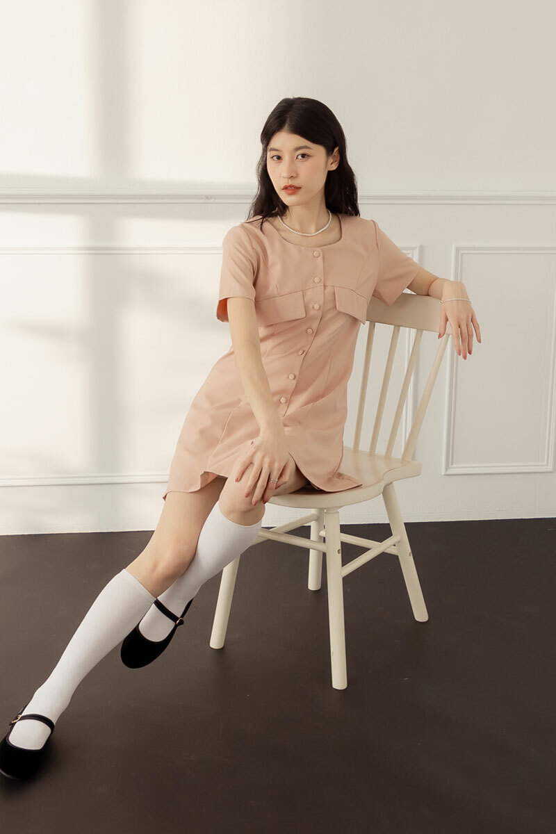 【官網限定】小圓釦打摺修身短洋裝