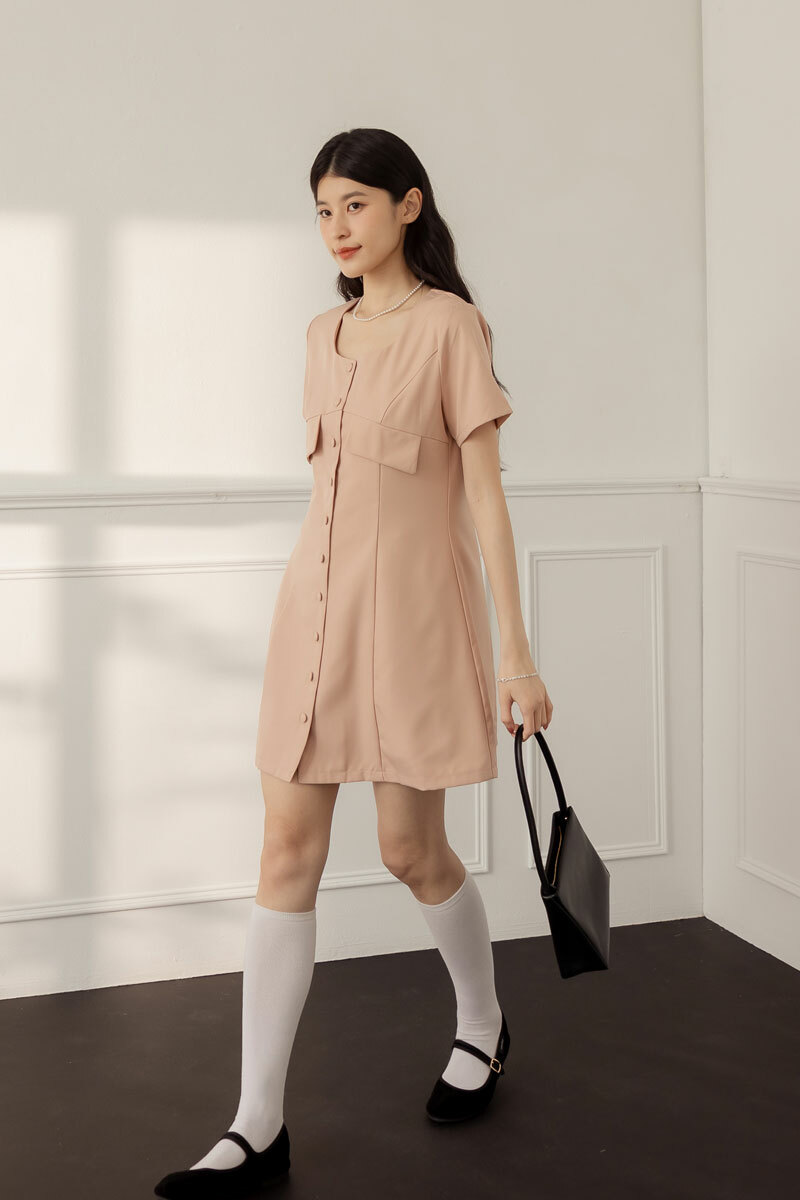 【官網限定】小圓釦打摺修身短洋裝