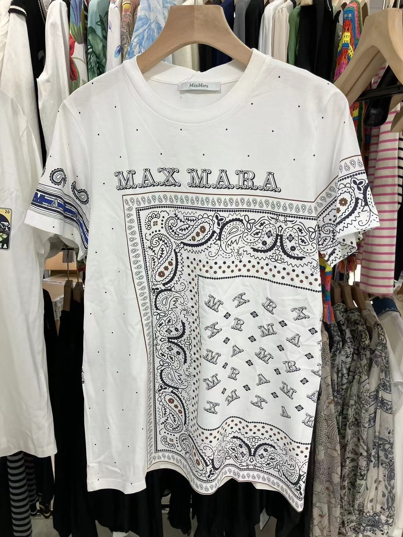 Max Mara 白色tee領口有一小點 -M