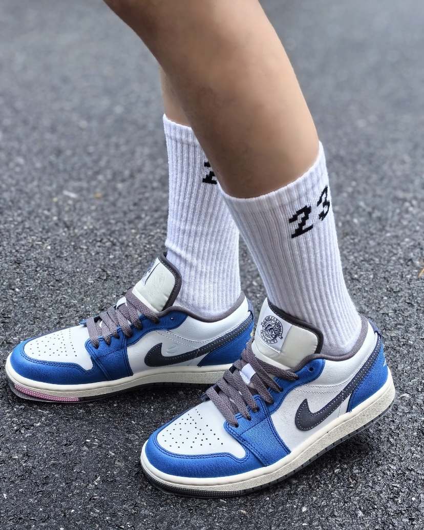 【Focus Store】預購 Onoglish x Nike Air Jordan 1 Low SE "Flight Vintage" 閃電藍 小野比利聯名款 FV8439-104