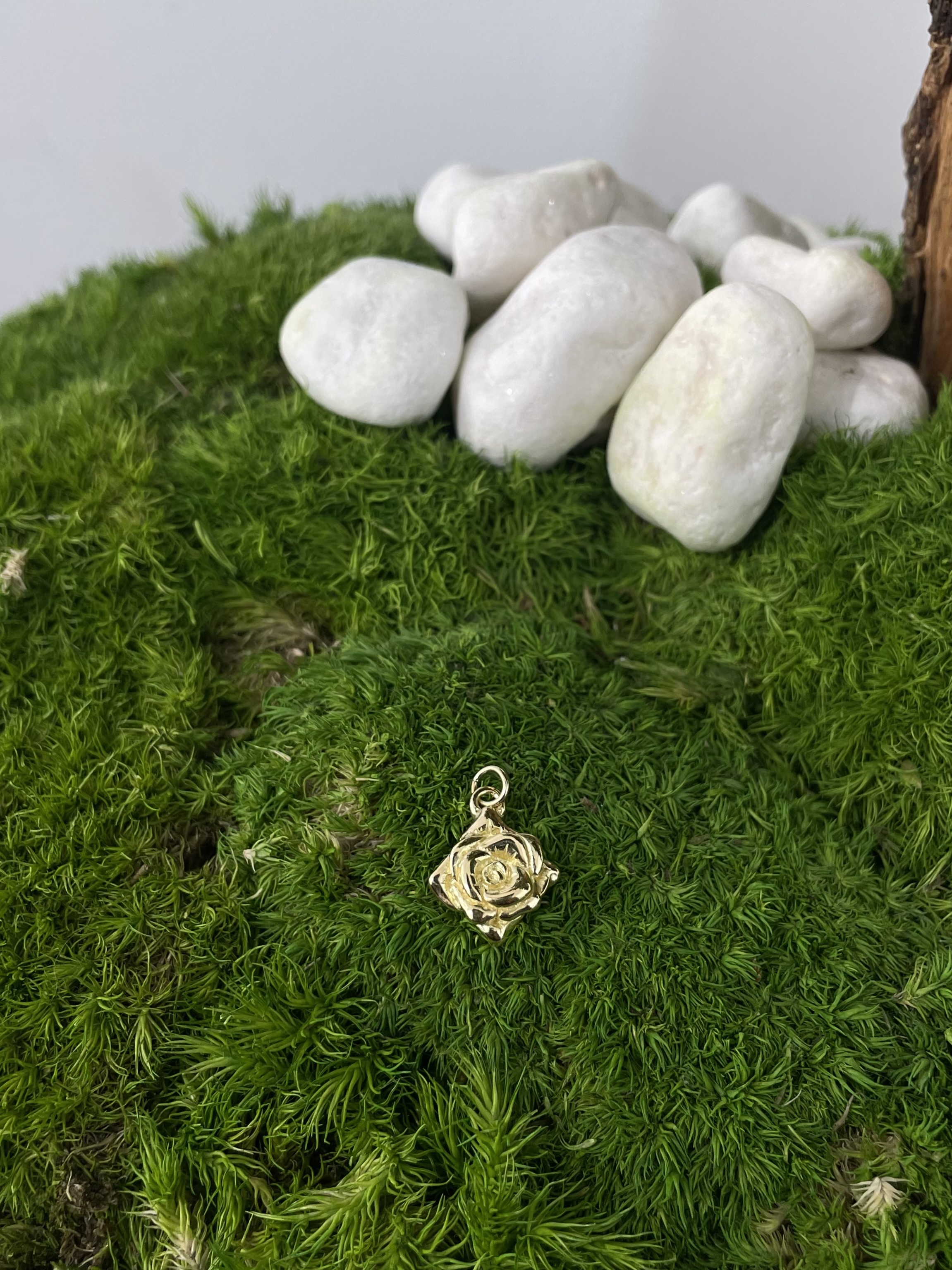 EIKI K18 Rose Pendant