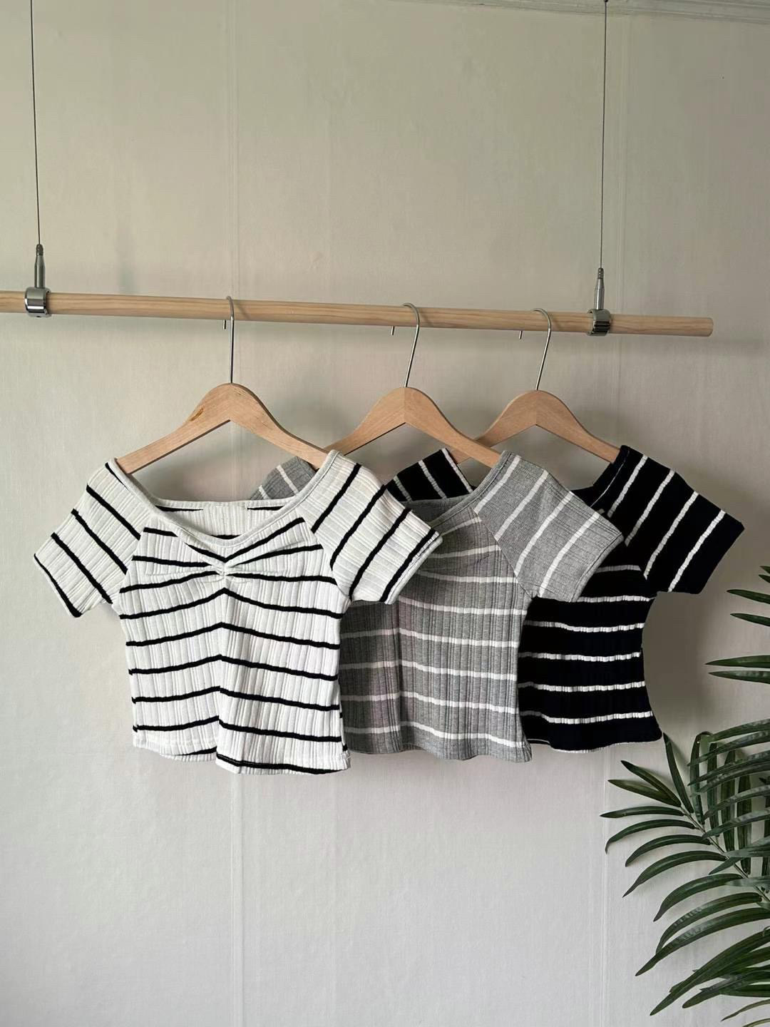 【優惠現貨】韓國小機心V領間條上衣（3色）